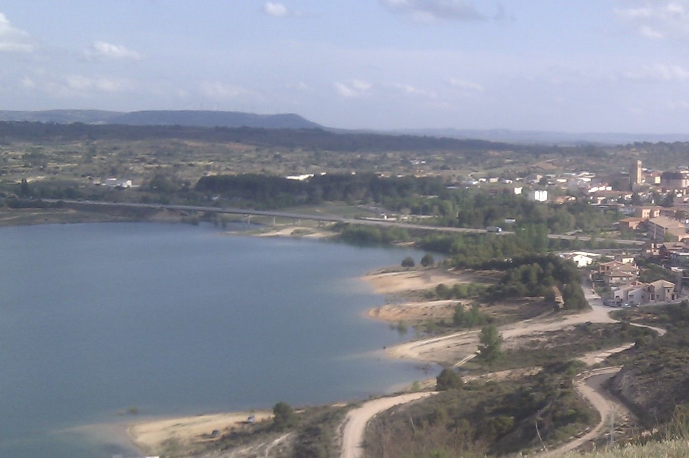 Vista parcial de Sacedón al pie del embalse de Entrepeñas