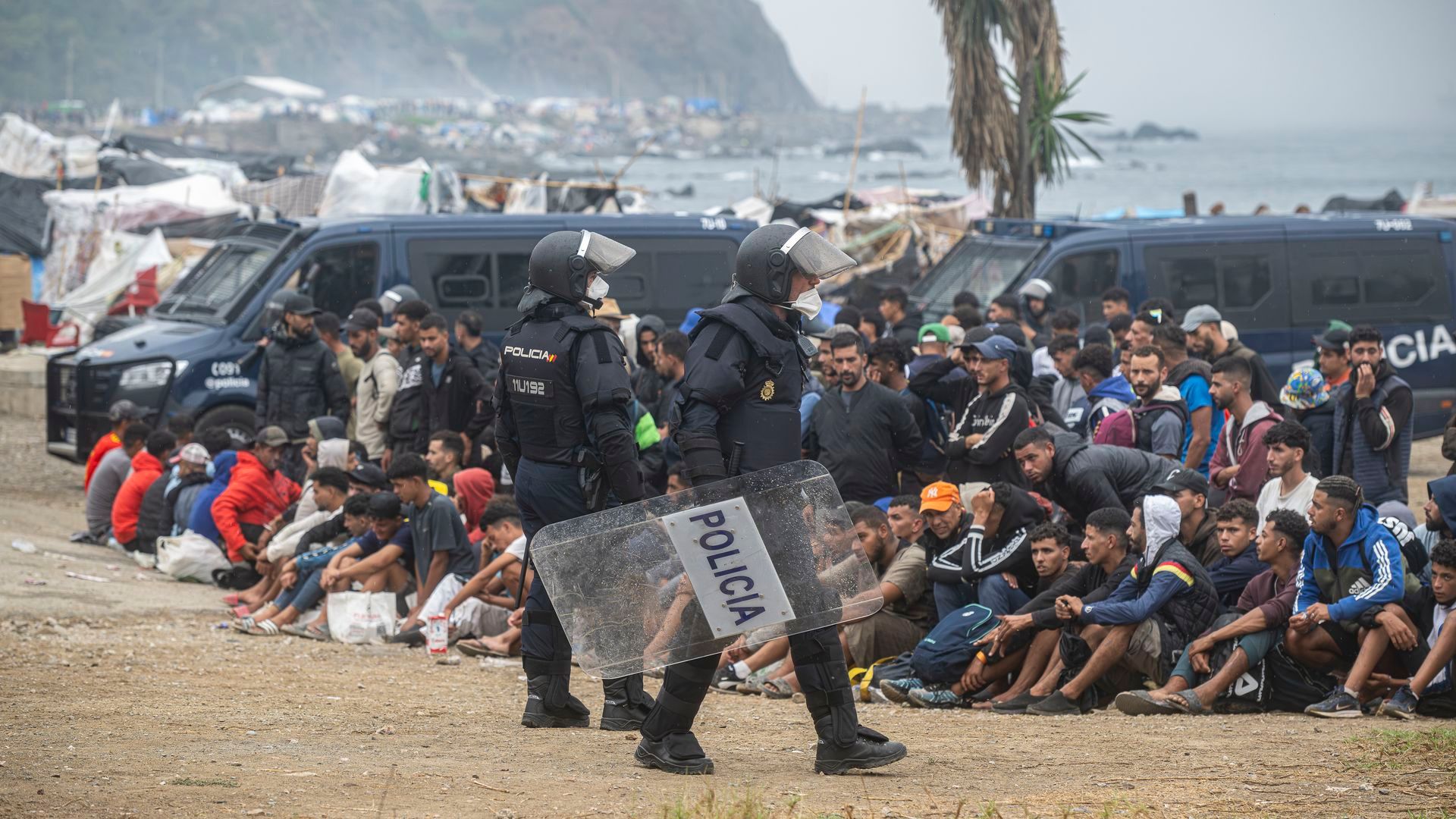 Agens de la Policía Nacional intervienen en el proceso de desalojo de una playa en Ceuta Agens de la Policía Nacional intervienen en el proceso de desalojo de una playa en Ceuta