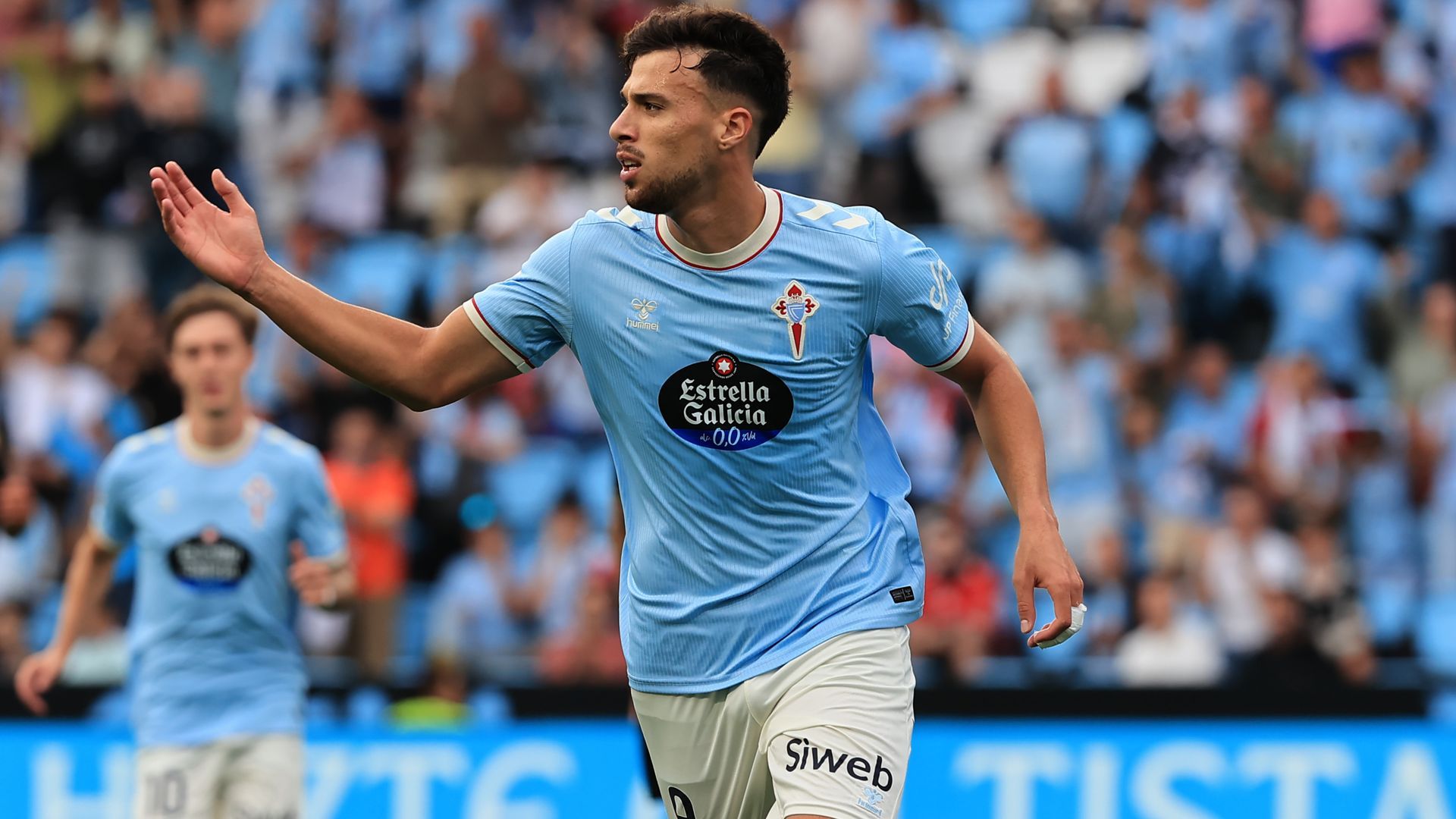 Álvaro Marín celebra uno de sus goles como celeste