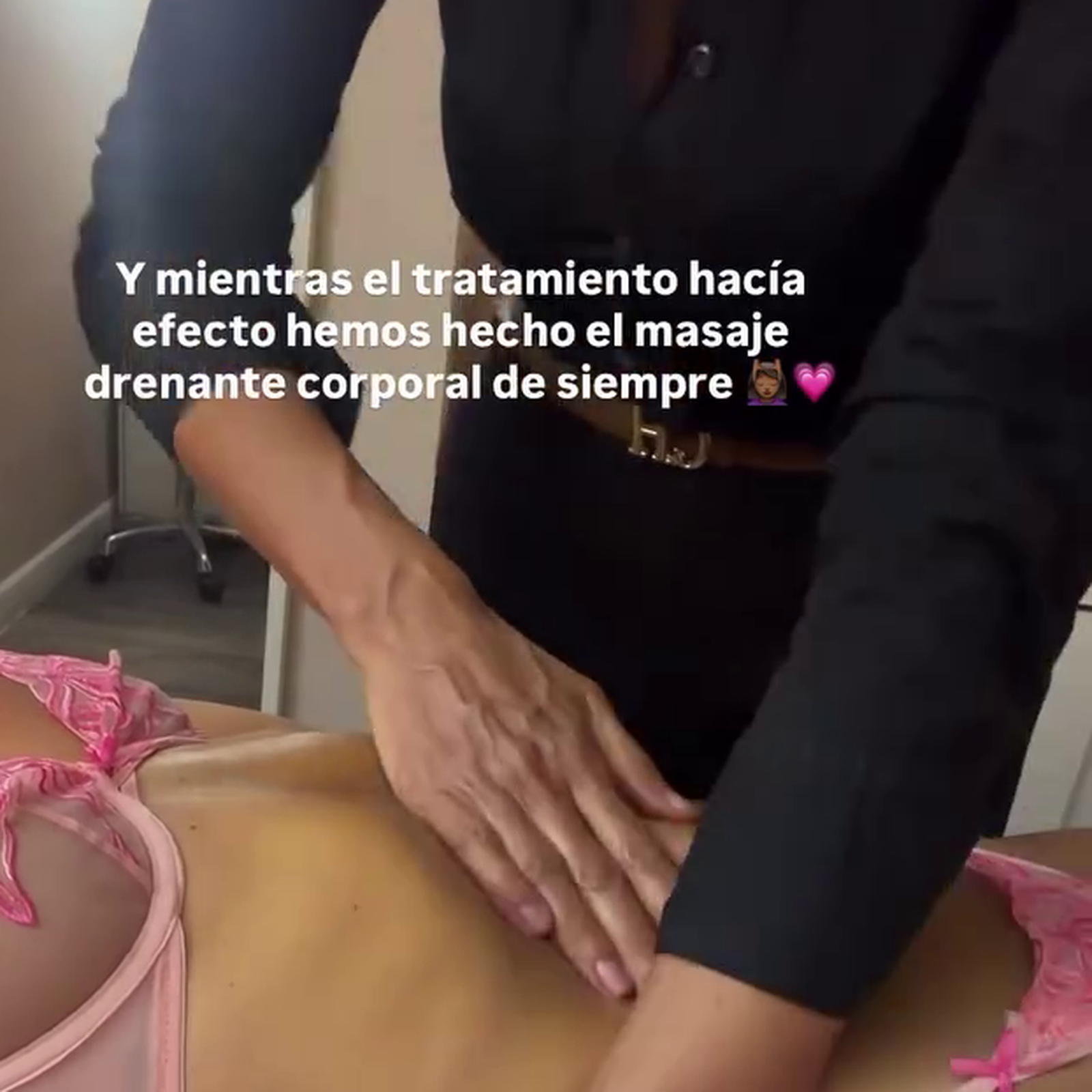 Claudia haciendose un masaje drenante