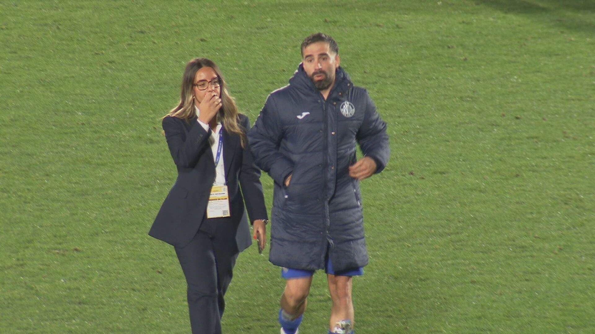 Dani Carvajal camino de una entrevista después del Getafe - Rayo Vallecano