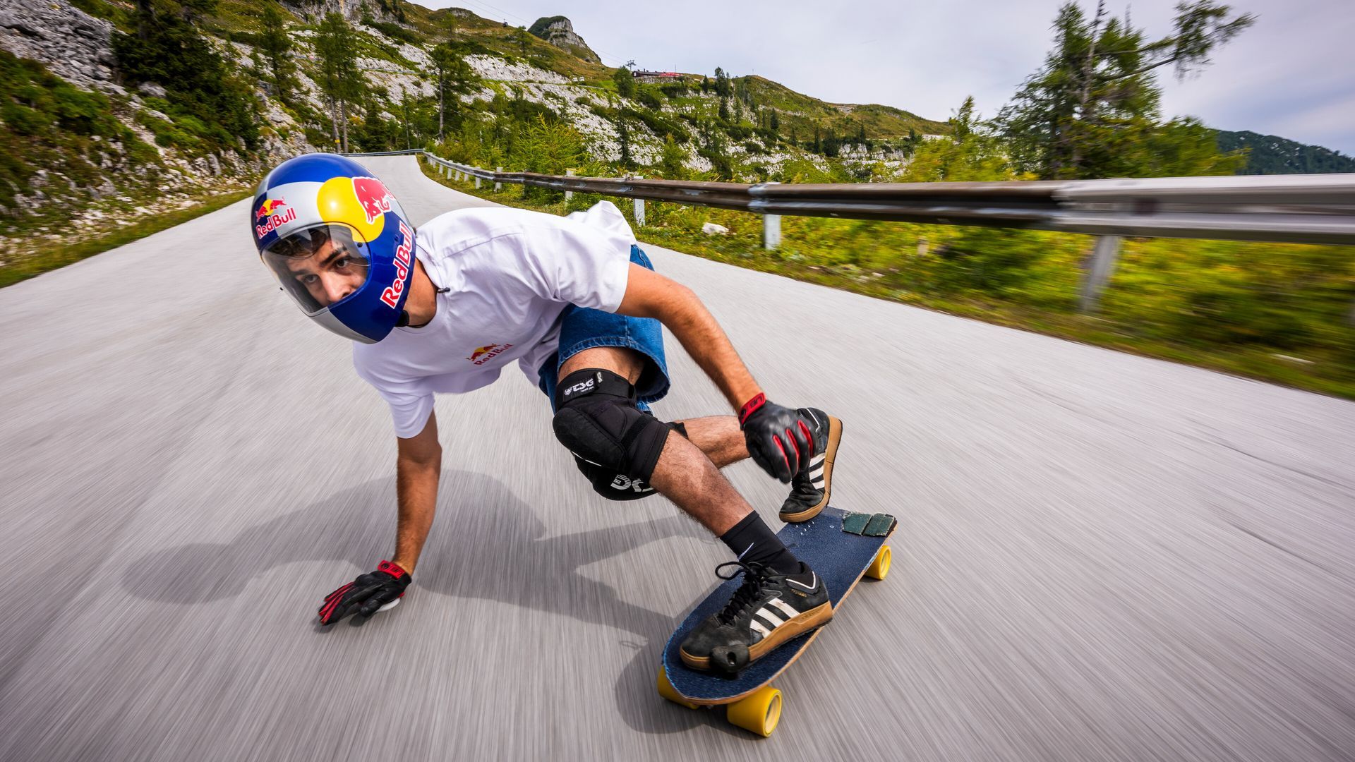 Diego Poncelet, durante uno de sus descensos en skate Diego Poncelet, durante uno de sus descensos en skate