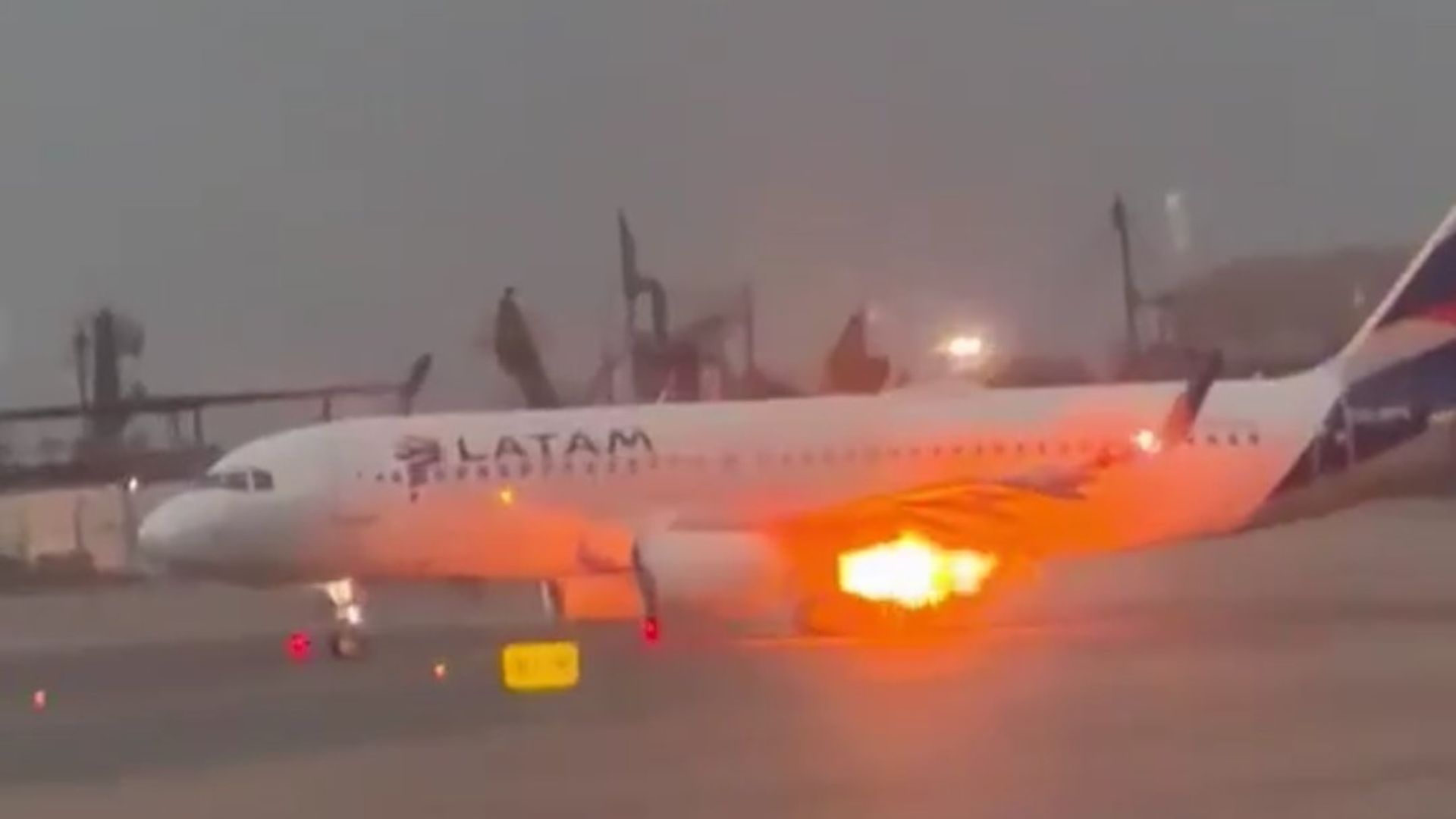 El ala de un avión de LATAM Airlines con destino Piura sufre un incendio mientras se preparaba para despegar desde el aeropuerto de Lima El ala de un avión de LATAM Airlines con destino Piura sufre un incendio mientras se preparaba para despegar desde el aeropuerto de Lima