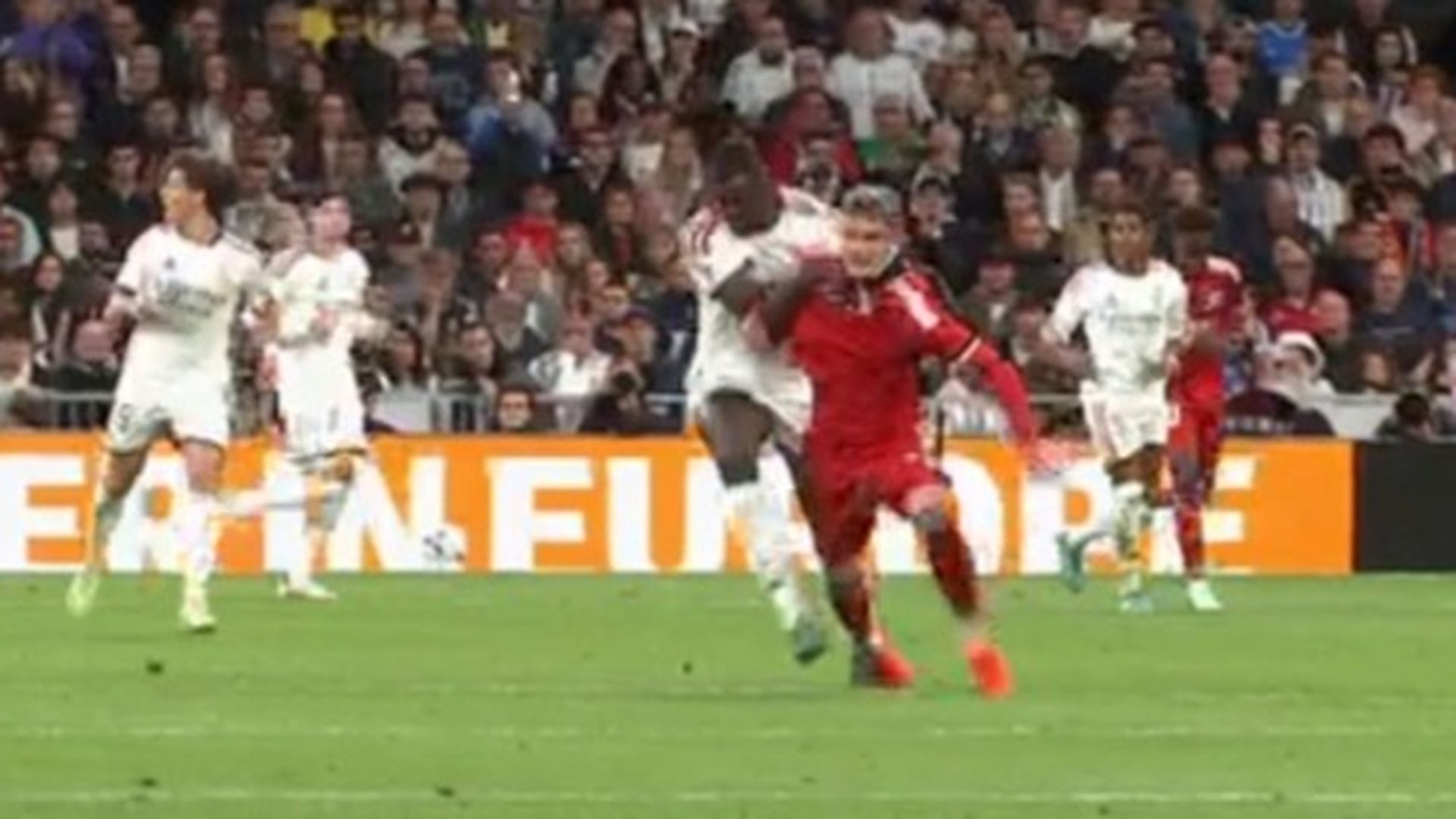 El derribo de Konaté a Robbie Ure previo al 2-0 del Real Madrid ante el Sevilla