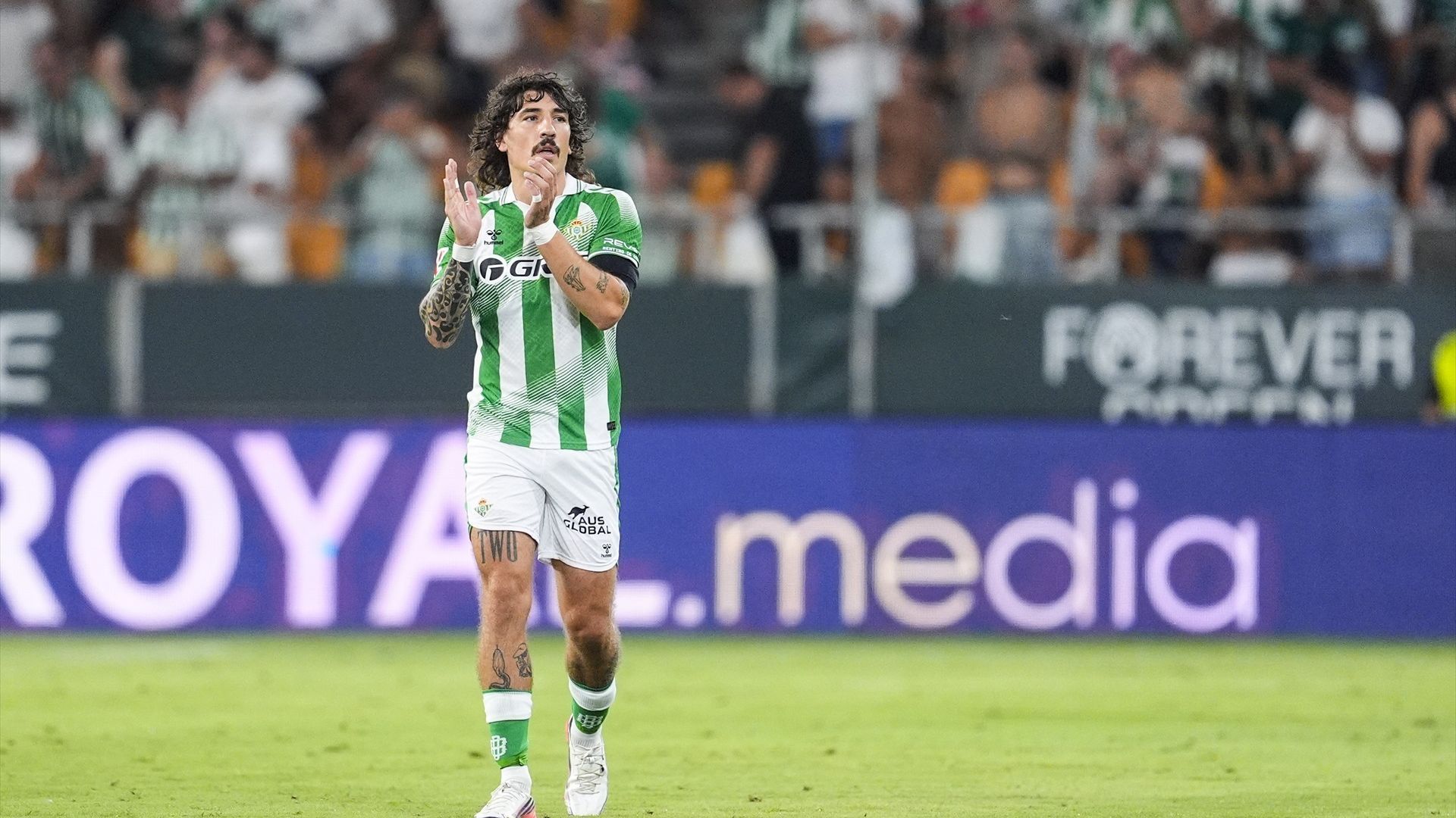 El futbolista Héctor Bellerín denuncia por delitos de odio al youtuber que le insultó por "pintarse las uñas" en un directo El futbolista Héctor Bellerín denuncia por delitos de odio al youtuber que le insultó por "pintarse las uñas" en un directo