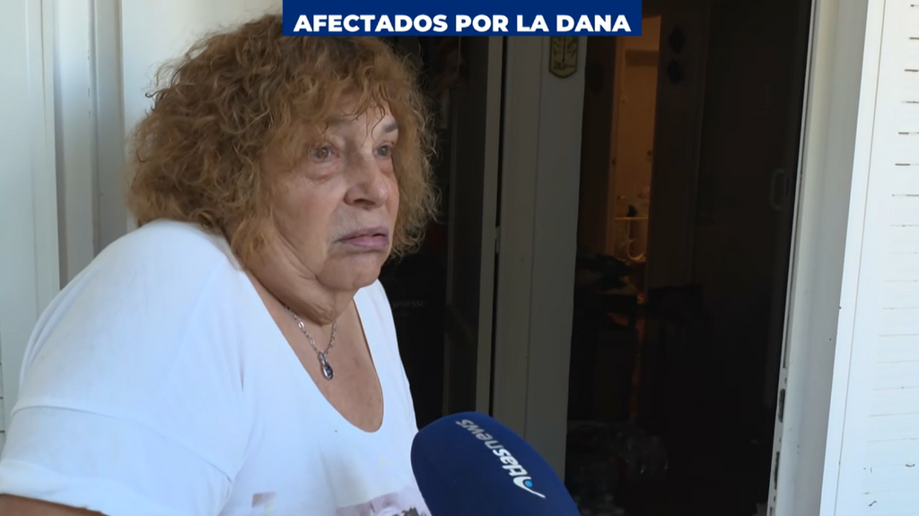 El miedo de Mercedes, de 80 años, sola y atrapada tras la inundación en Oliva