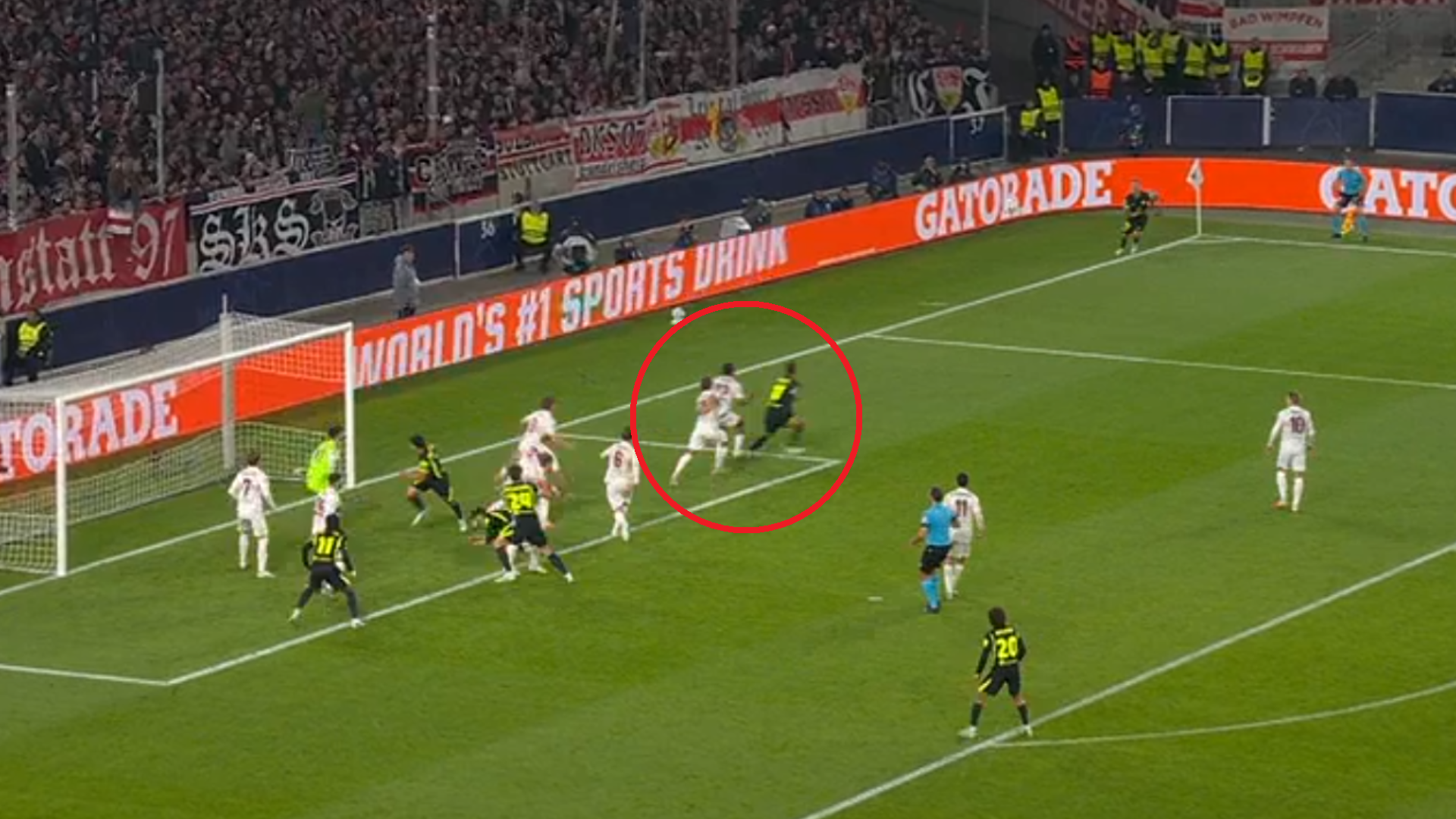 El pisotón a Hancko en el Stuttgart-Atlético El pisotón a Hancko en el Stuttgart-Atlético