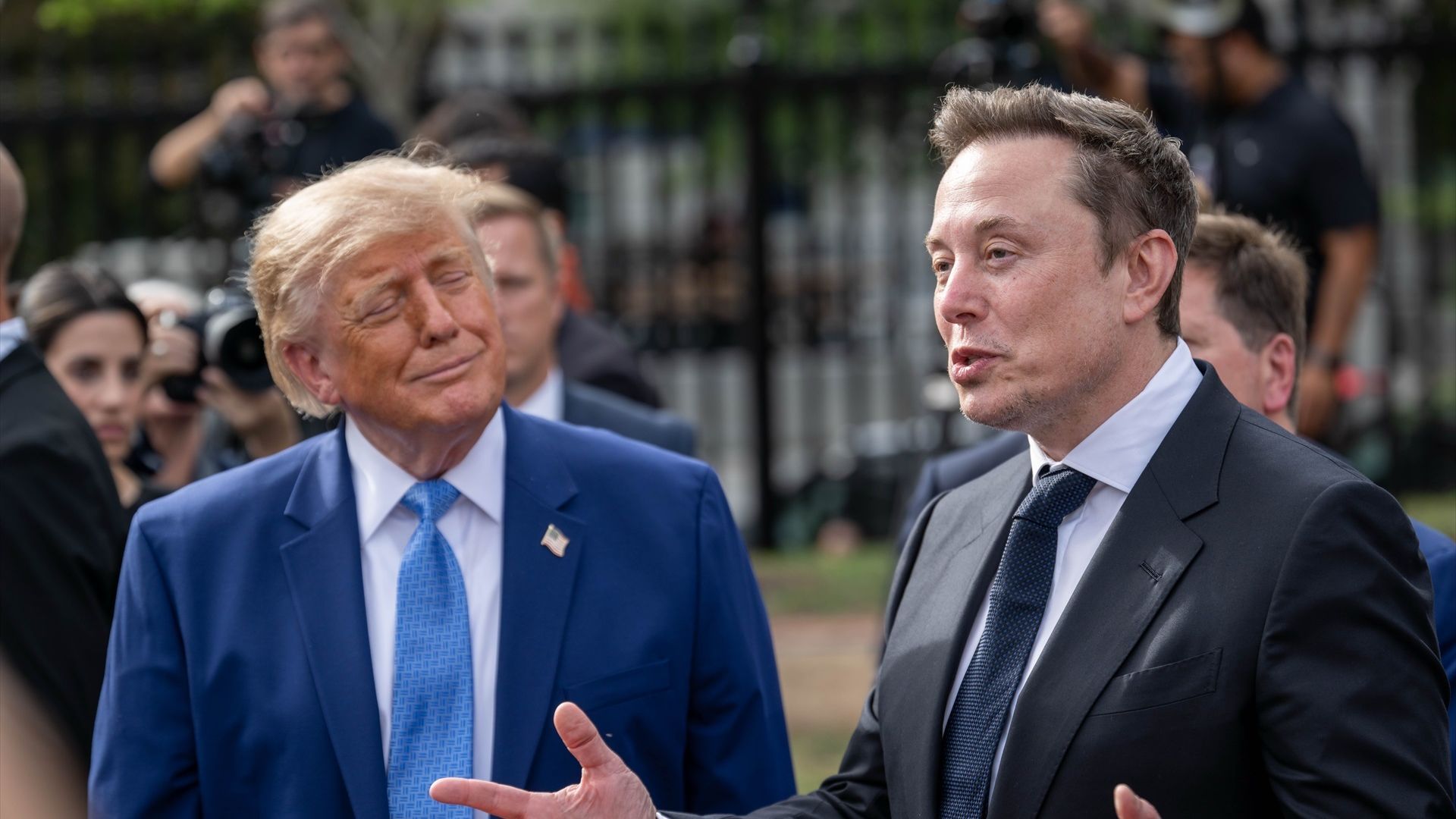 Elon Musk promete regalar una acción de SpaceX a cada niño de Estados Unidos, mientras Donald Trump asegura que se hará vía 'Cuentas Trump' Elon Musk promete regalar una acción de SpaceX a cada niño de Estados Unidos, mientras Donald Trump asegura que se hará vía 'Cuentas Trump'