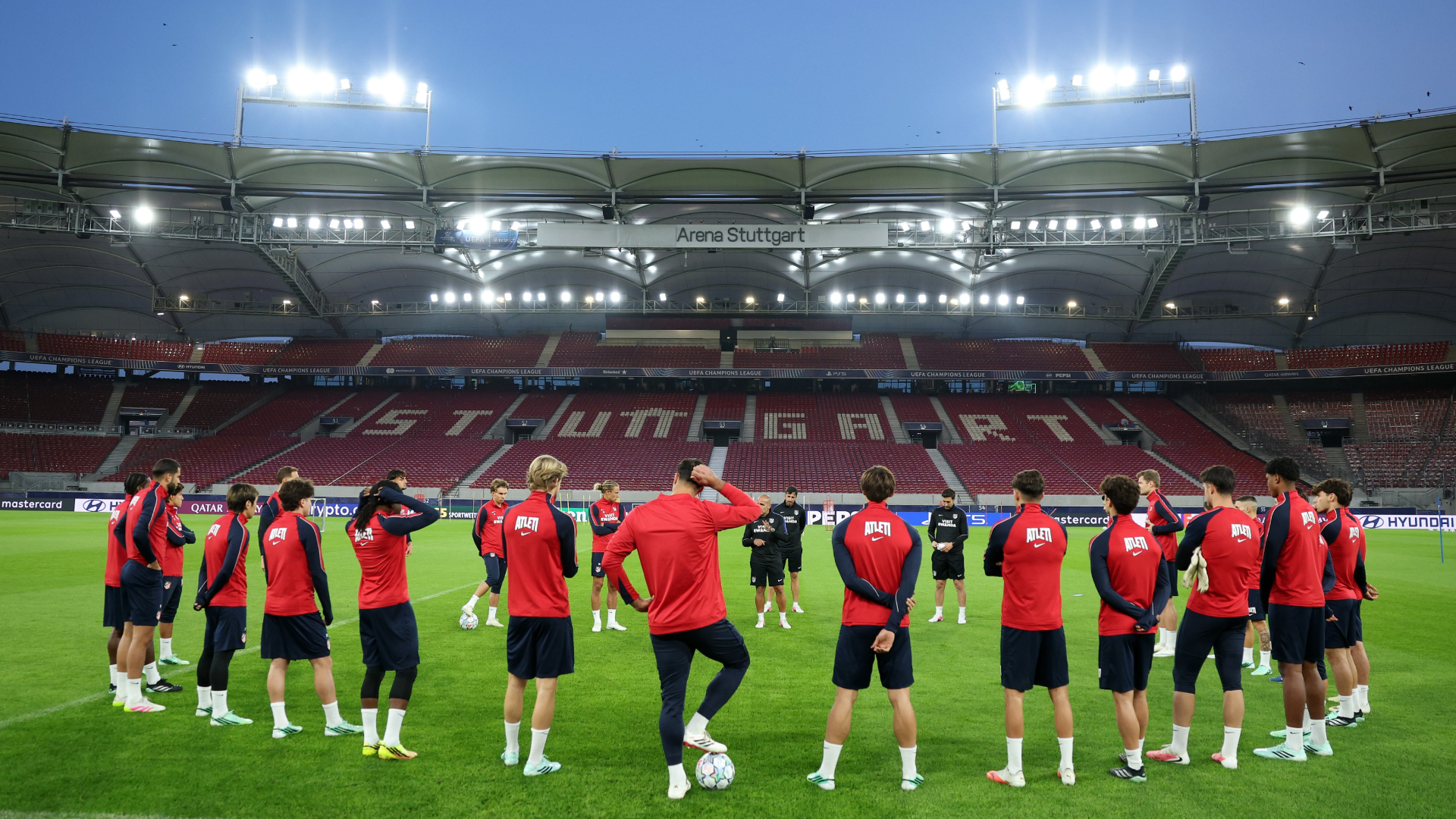 Entrenamiento del Atlético de Madrid en el estadio del Stuttgart