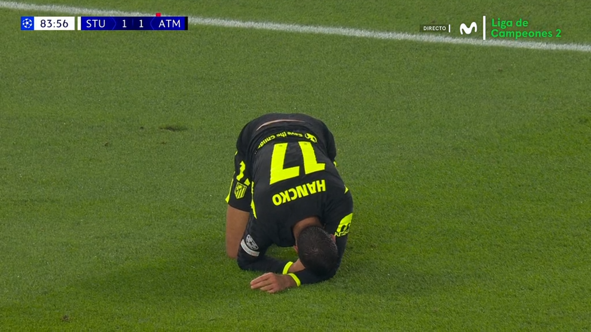 Hancko se duele y pide penalti en el Stuttgart-Atlético