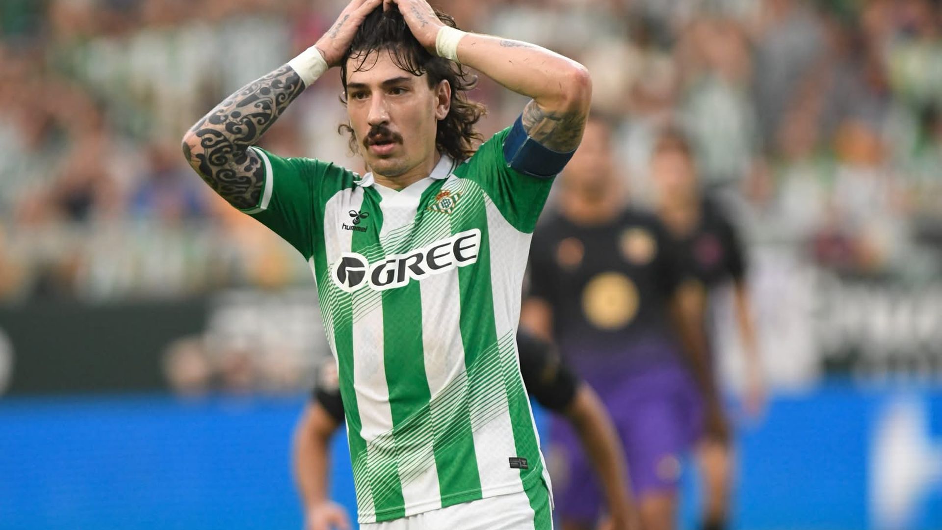 Héctor Bellerín, ante el Barça