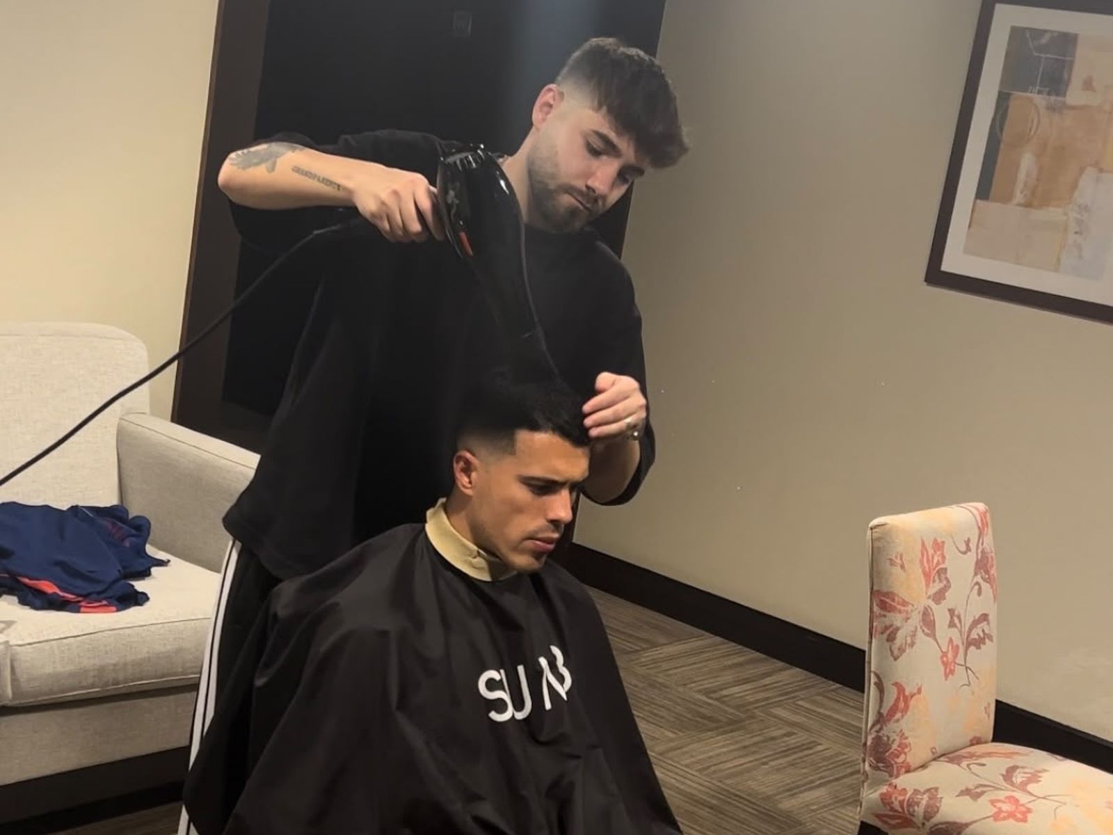 Javi, el barbero de Cádiz que corta el pelo a los jugadores de la selección