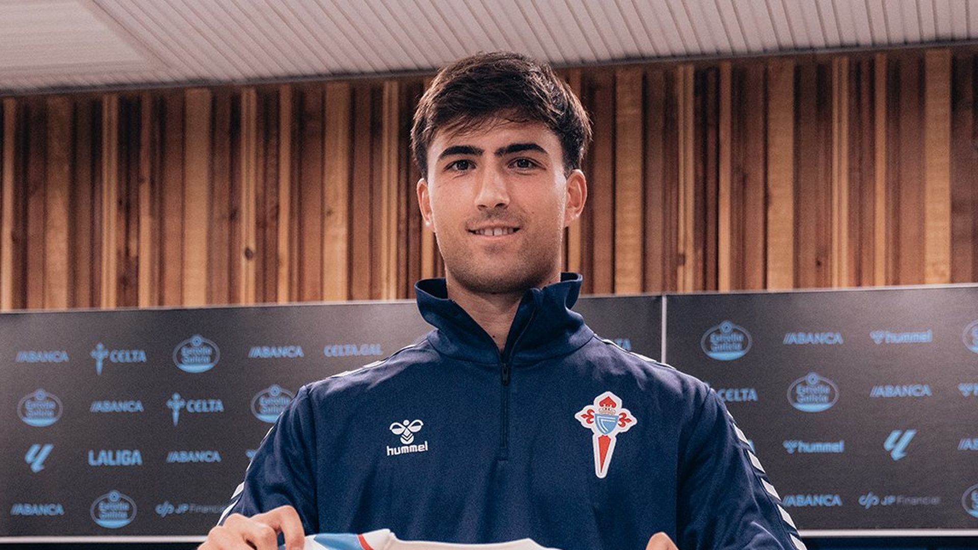 Javi Rodríguez, tras su renovación con el Celta. Javi Rodríguez, tras su renovación con el Celta.