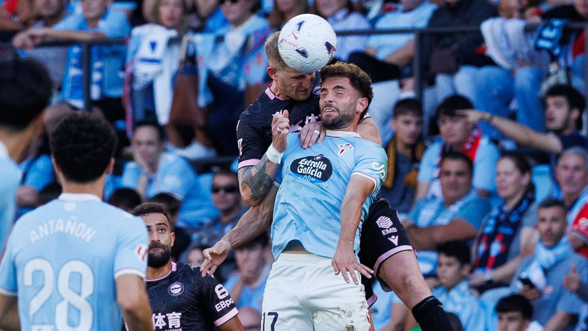 Javi Rueda cabecea un balón con el Celta