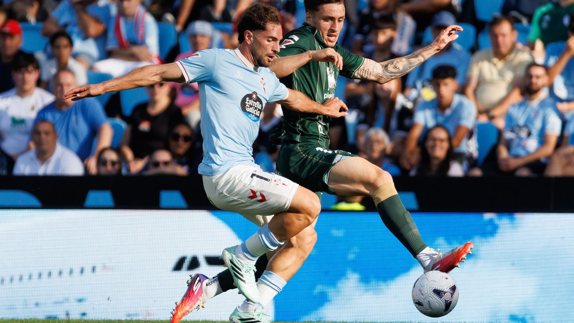 Javi Rueda defiende ante el Racing de Santander Javi Rueda defiende ante el Racing de Santander
