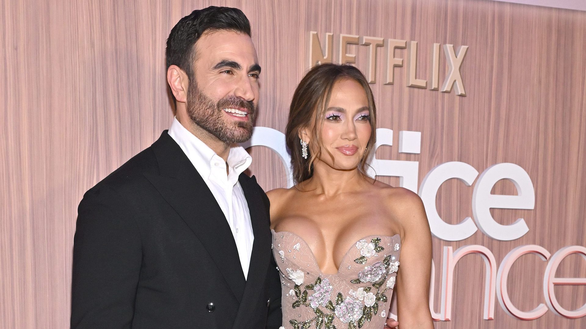 Jennifer Lopez y Brett Goldstein