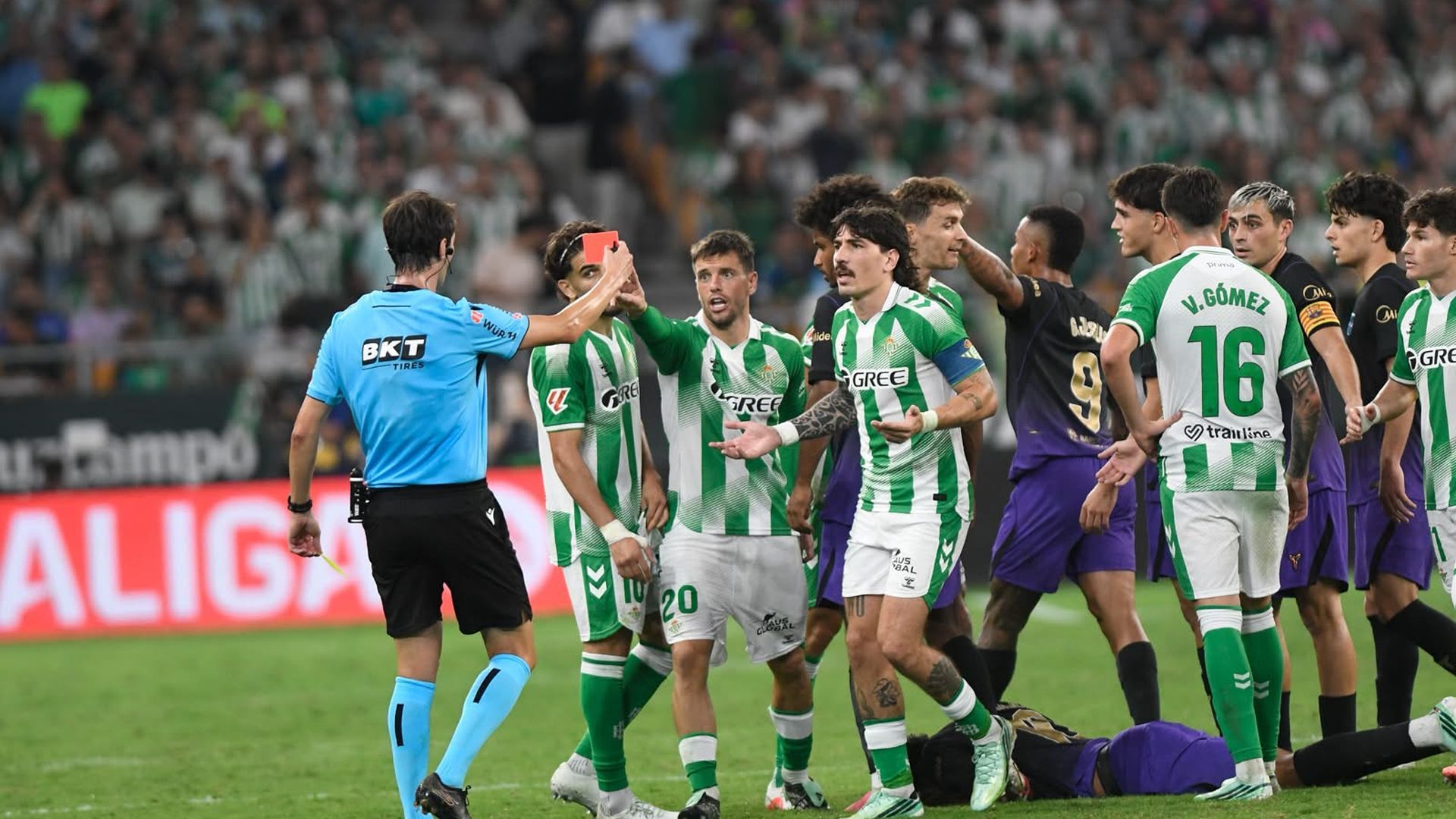 De Burgos Bengoetxea expulsa a Facundo Bernal tras su acción con Lamine Yamal