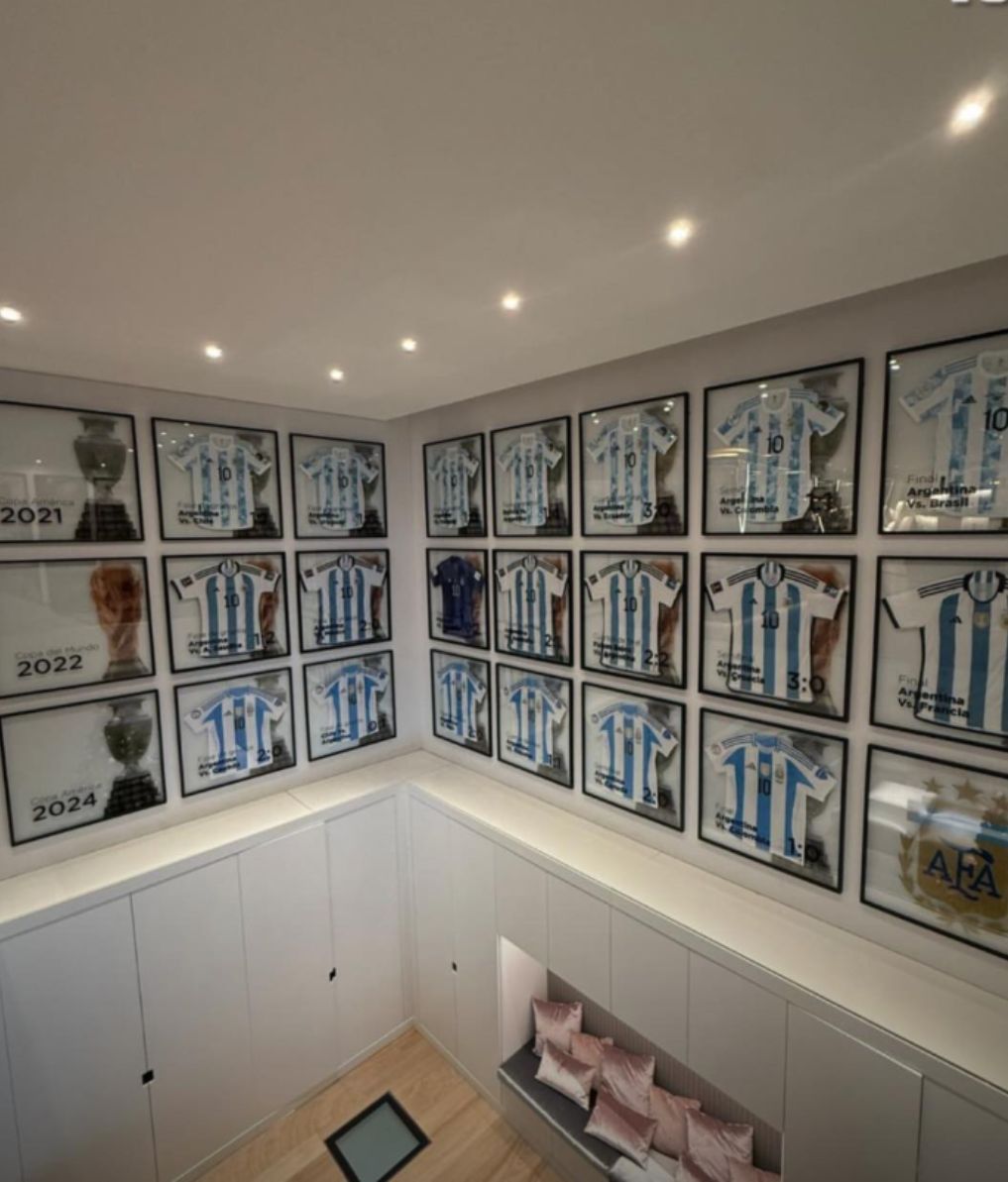La sala donde expone sus camisetas se ha convertido en una de las habitaciones más icónicas