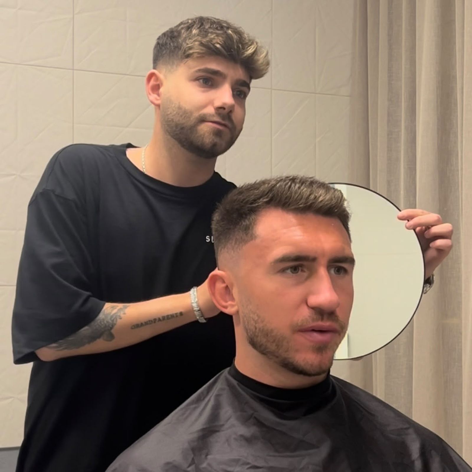 Javi, el barbero de Cádiz que corta el pelo a los jugadores de la selección