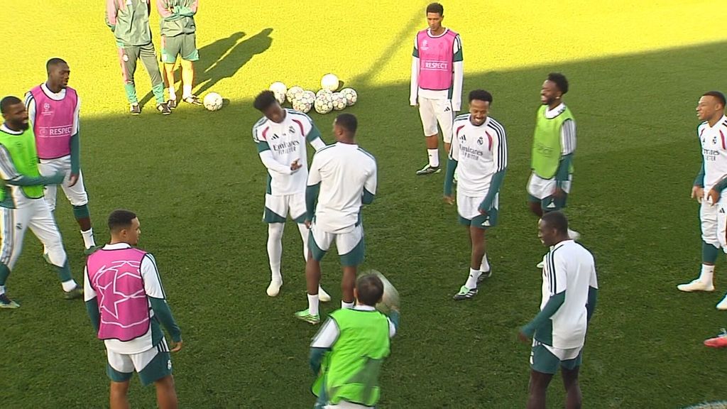 Mendy vuelve al grupo, le hace un caño a Dumfries y en el Real Madrid se parten de risa
