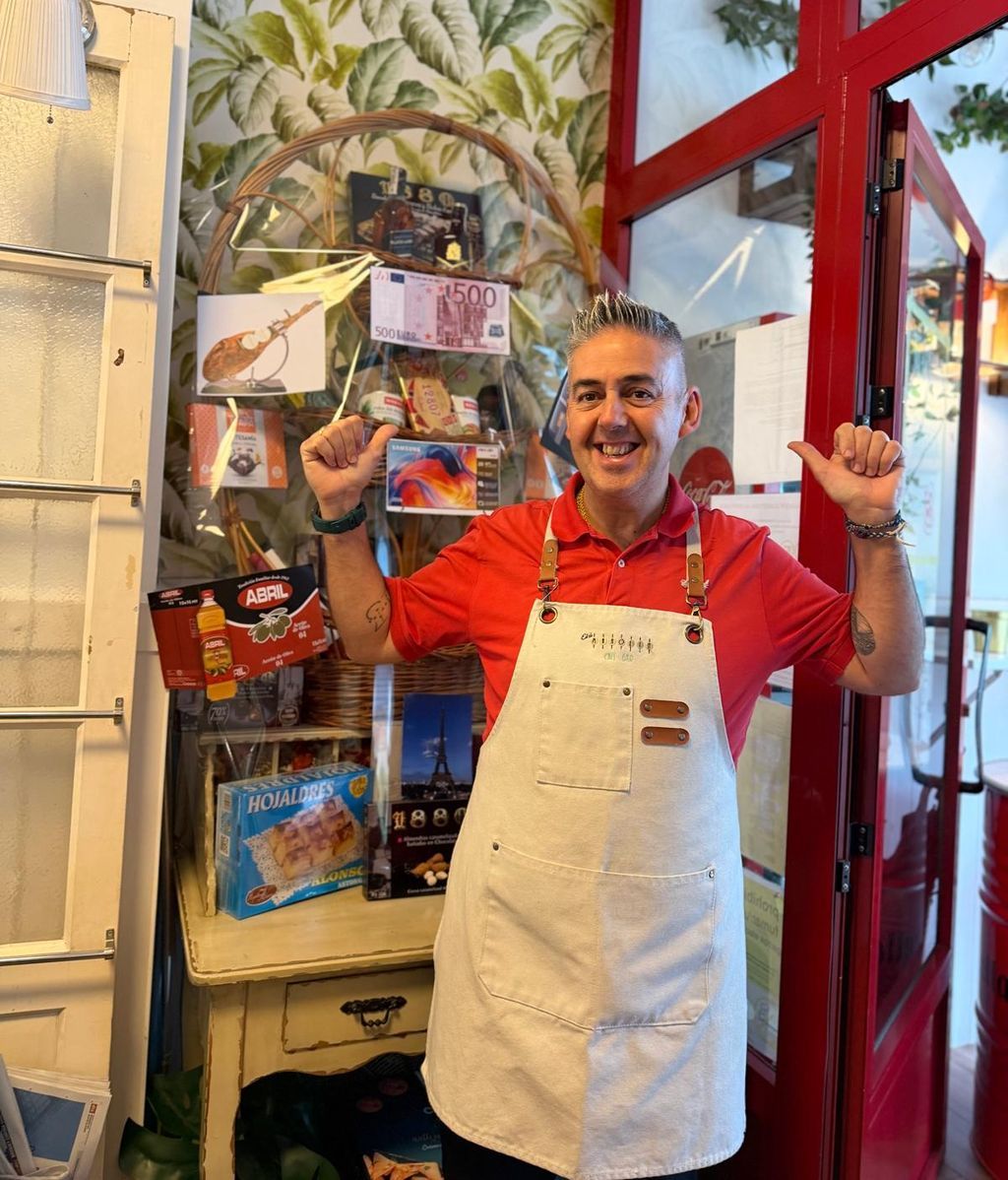 Manuel Cruz, dueño de El De Manolín, en el barrio de Os Mallos, A Coruña