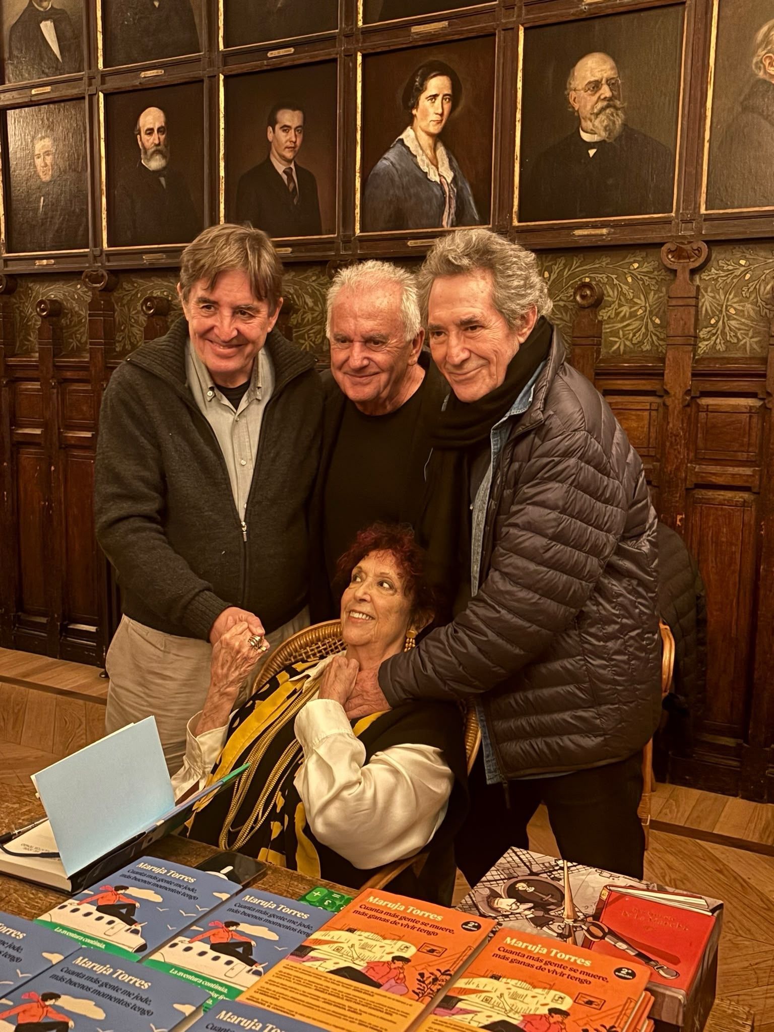 Maruja, con Víctor Manuel, Luis García Montero y Miguel Ríos
