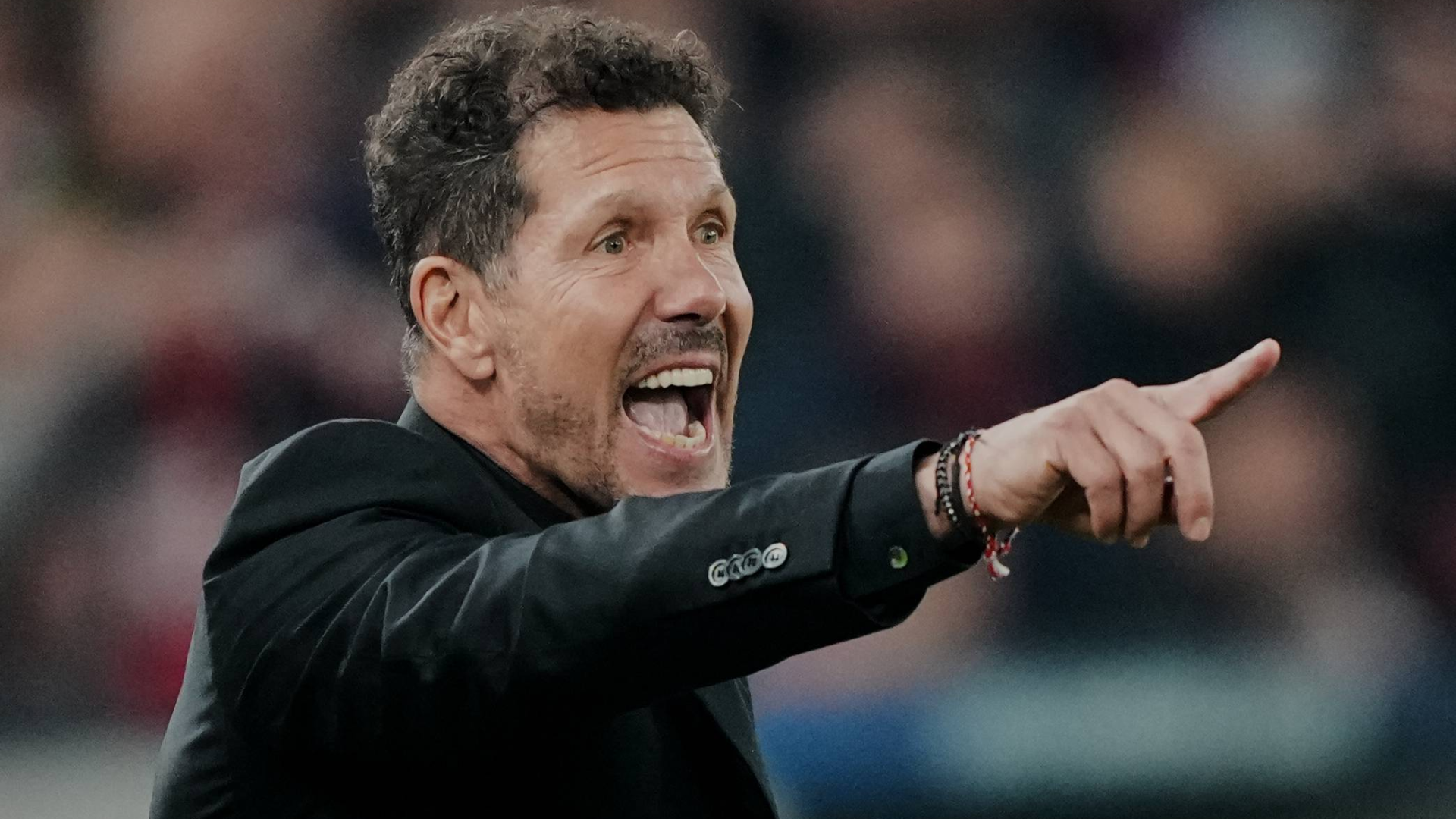Simeone da indicaciones durante el Stuttgart-Atlético de Madrid