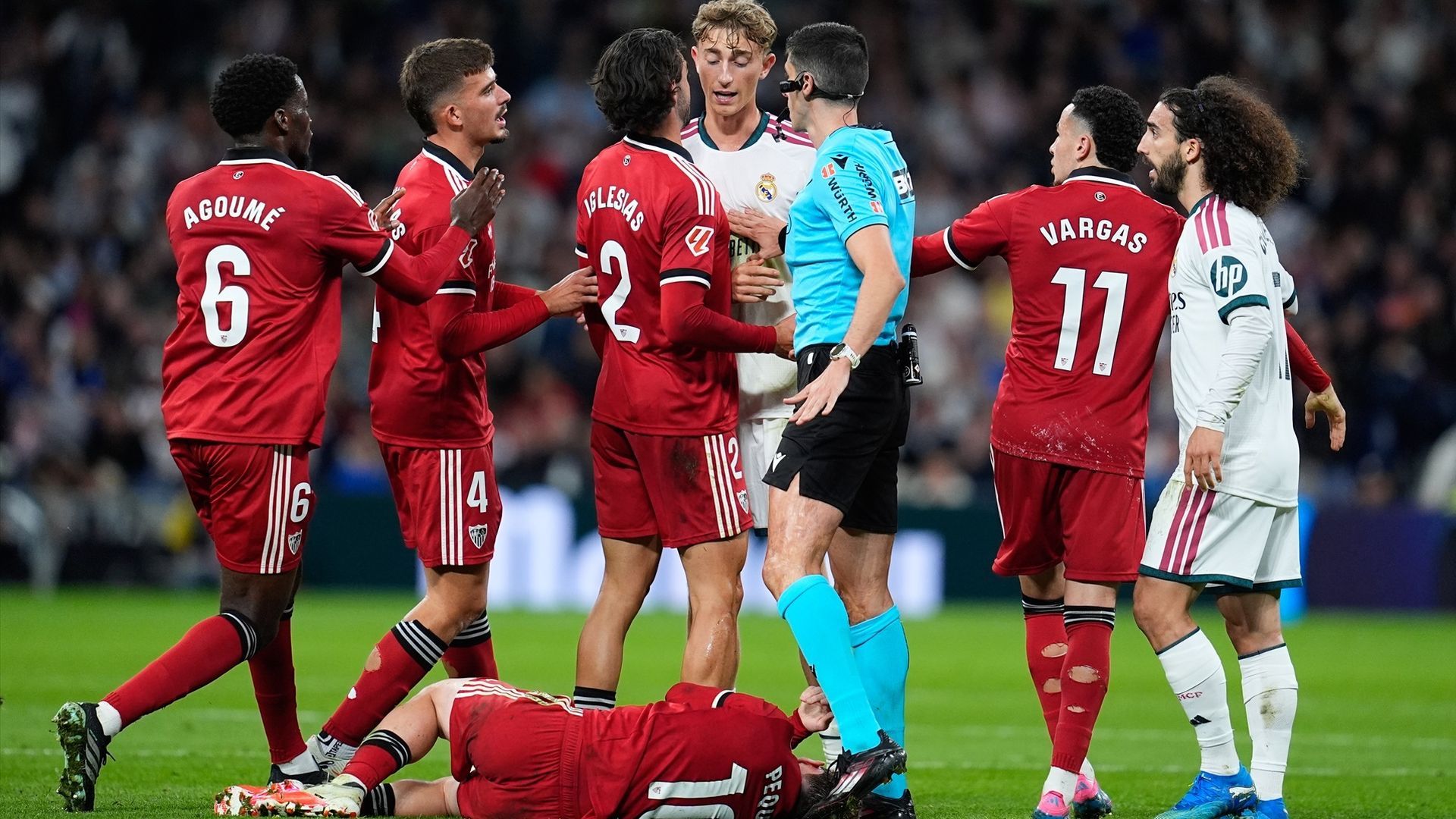 Tangana entre jugadores del Real Madrid y el Sevilla tras el codazo de Güler a Peque Tangana entre jugadores del Real Madrid y el Sevilla tras el codazo de Güler a Peque