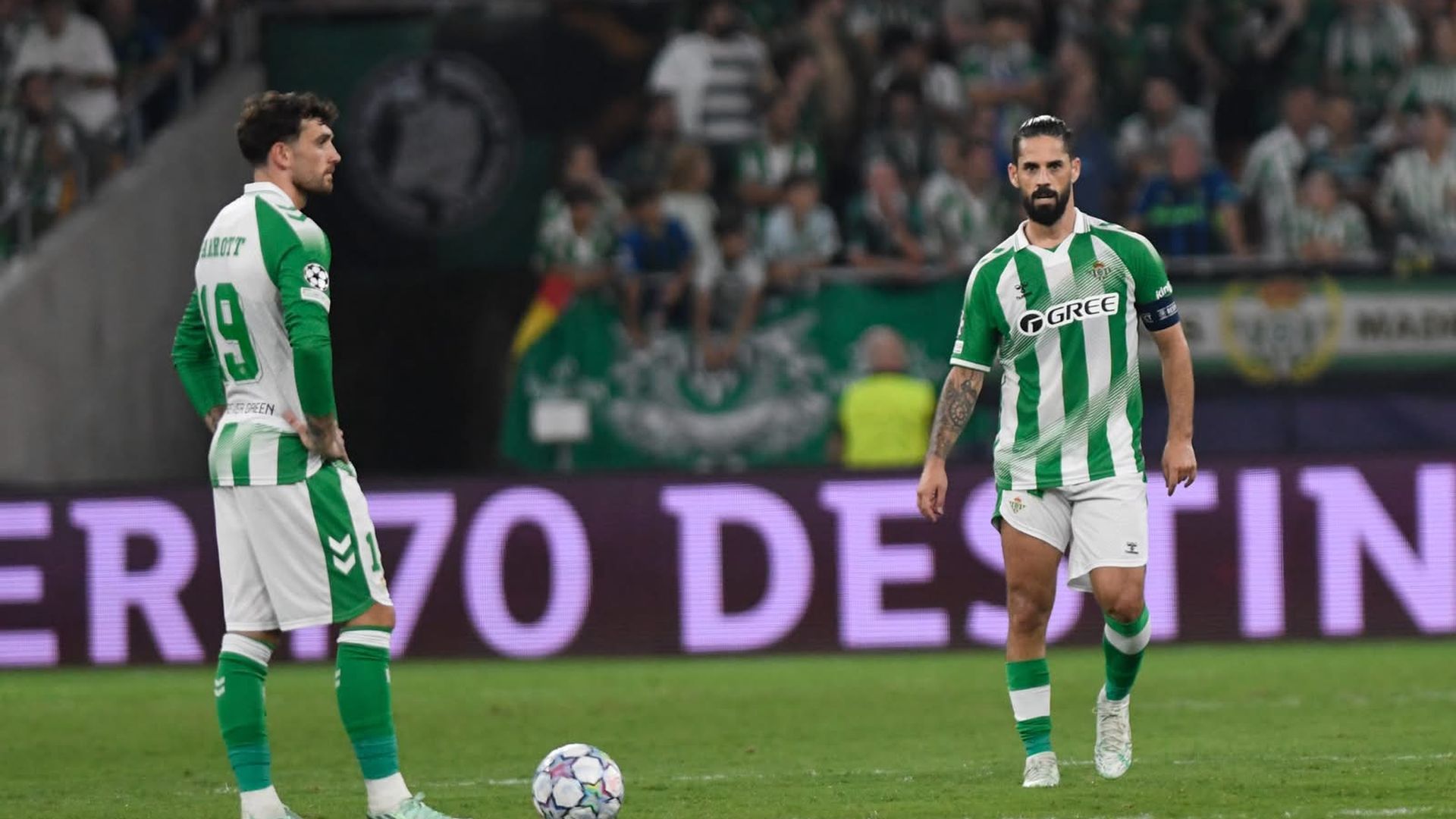 Troy Parrott e Isco, en el Betis - Oporto Troy Parrott e Isco, en el Betis - Oporto