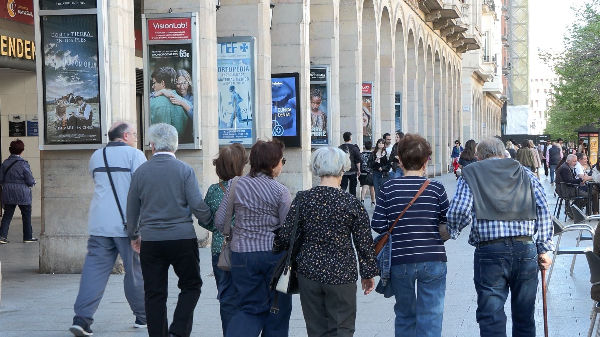 Un grupo de personas mayores paseando por la calle Un grupo de personas mayores paseando por la calle