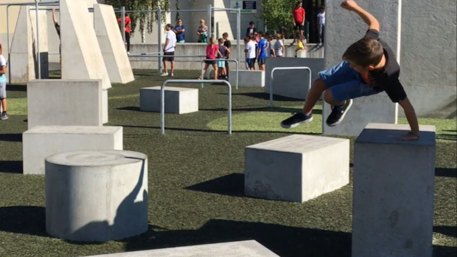Un niño, ajeno a esta información, practicar parkour en este espacio de Vitori Un niño, ajeno a esta información, practicar parkour en este espacio de Vitori