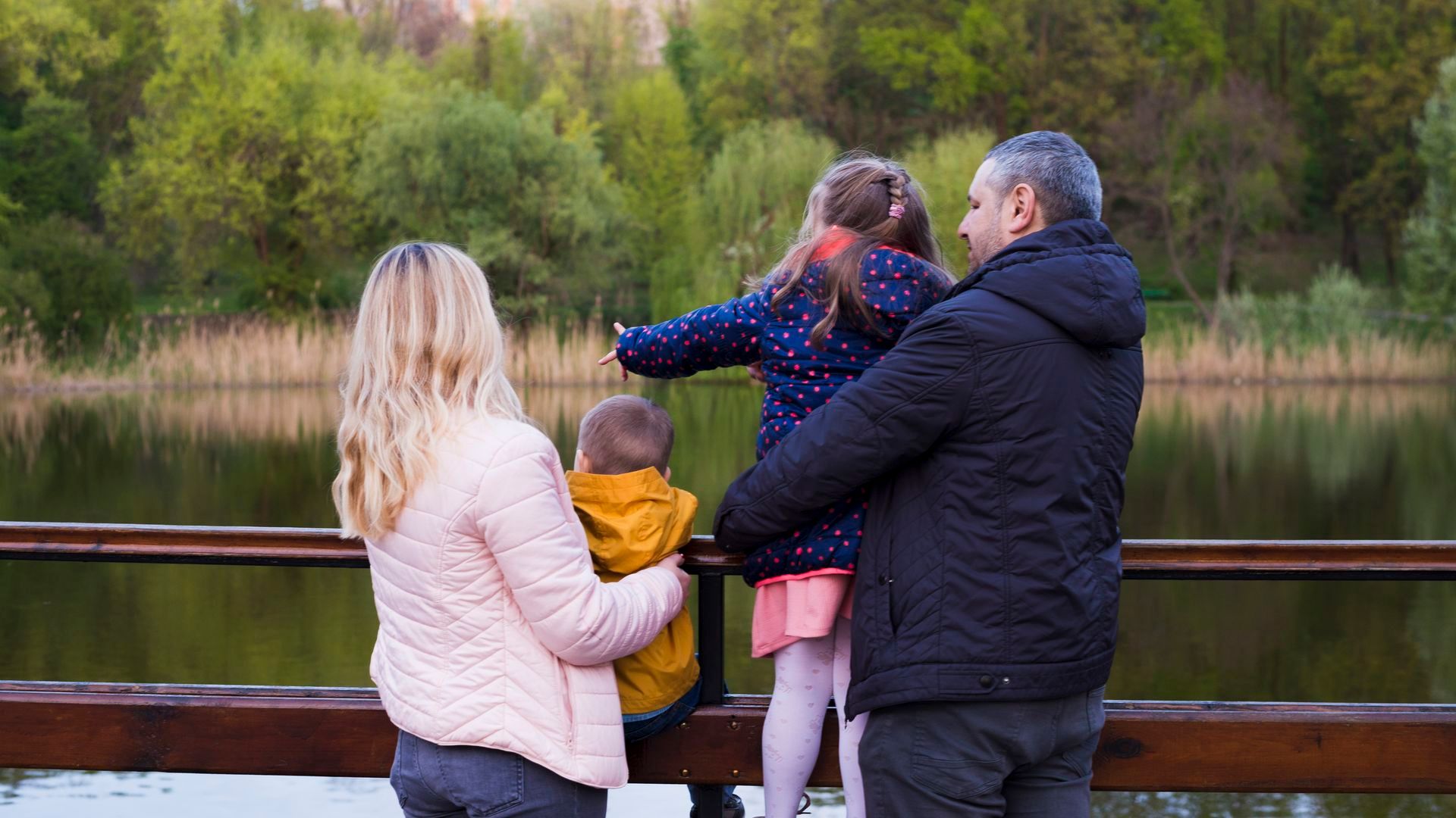 Una familia con hijos de espaldas Una familia con hijos de espaldas