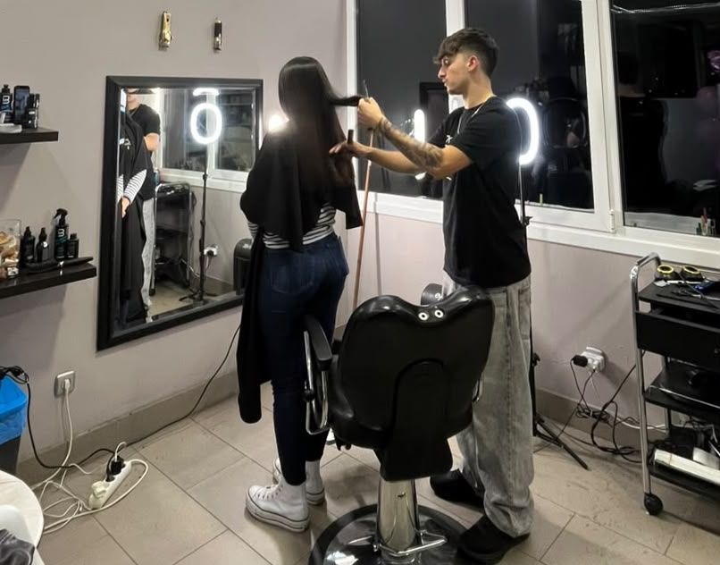 Unai cortándole el pelo a su hermana Irati, de 22 años el pasado sábado