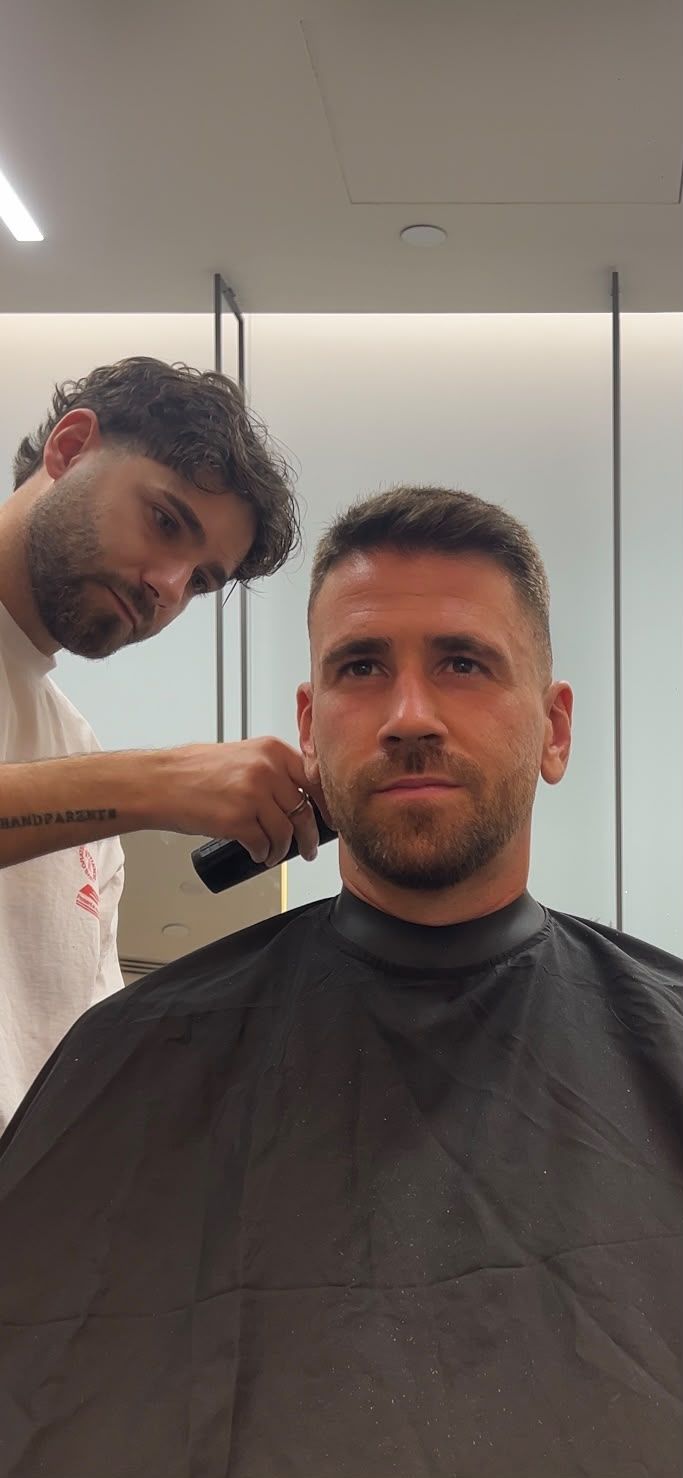 Javi, el barbero de Cádiz que corta el pelo a los jugadores de la selección