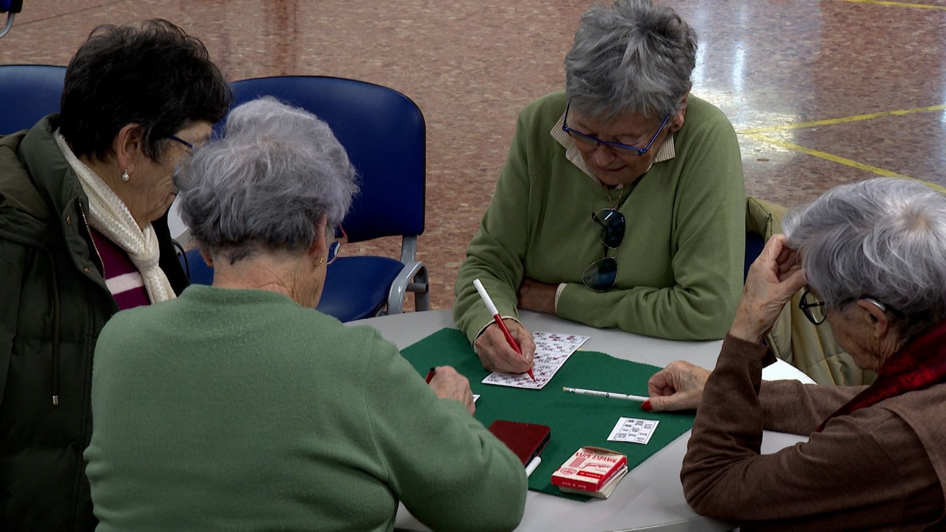 Varias jubiladas juegan al bingo en el Hogar Bonaparte de Santutxu (Bilbao) Varias jubiladas juegan al bingo en el Hogar Bonaparte de Santutxu (Bilbao)
