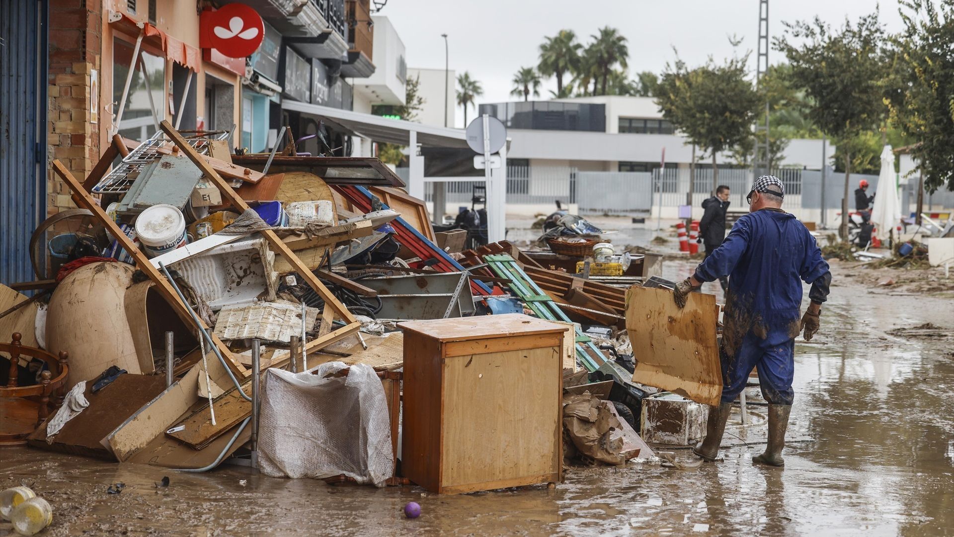 Vecinos en Valencia limpian de barro las calles tras el paso de la DANA Vecinos en Valencia limpian de barro las calles tras el paso de la DANA
