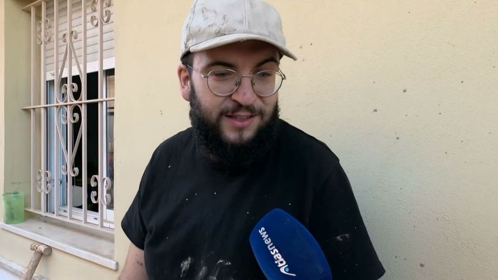Adam, voluntario limpiando las calles de Paiporta, Valencia, del lodo dejado por la DANA: "Creo que es lo que debemos hacer"