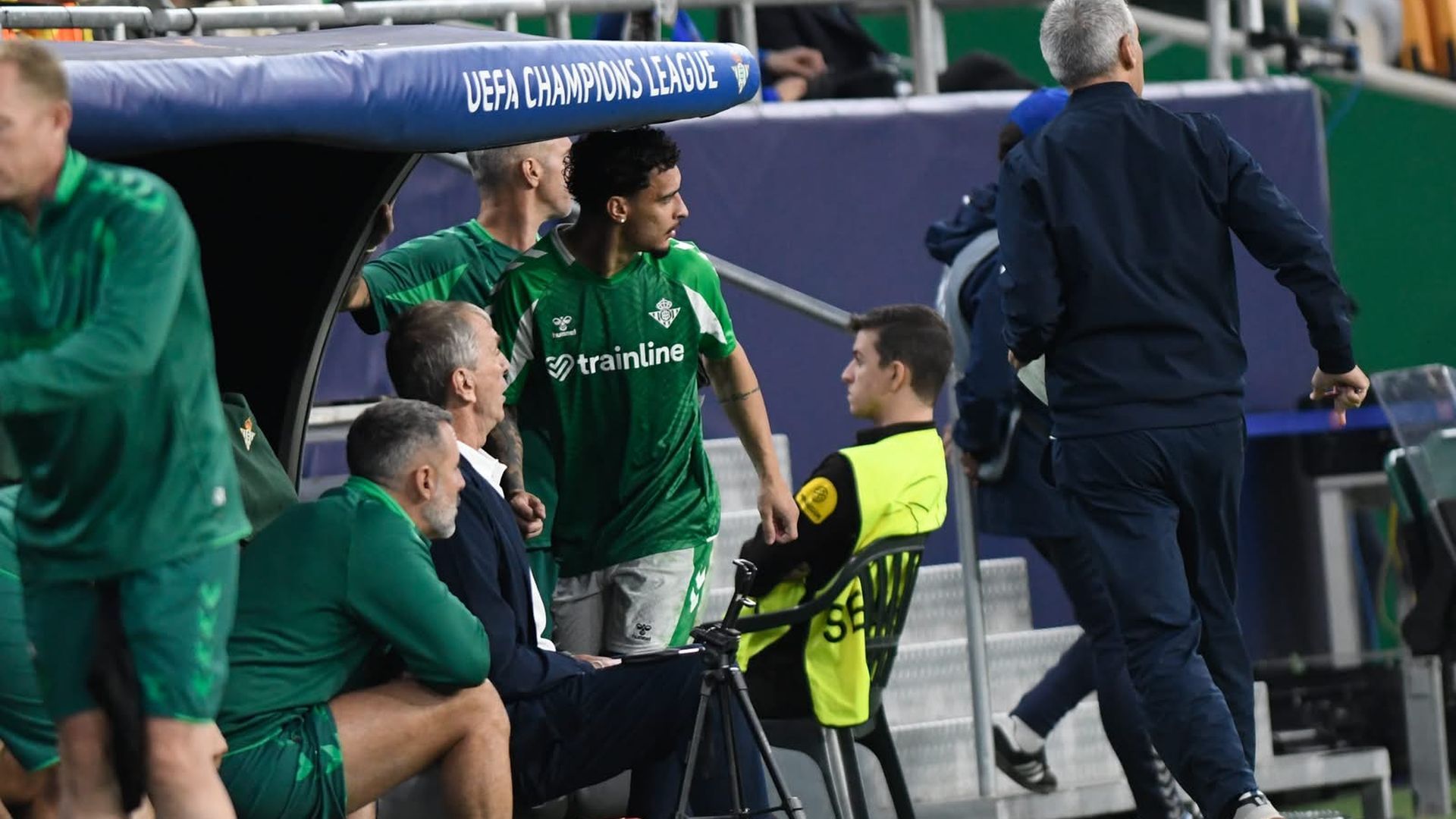 Antony regresa al banquillo tras ser cambiado en el Betis-Feyenoord