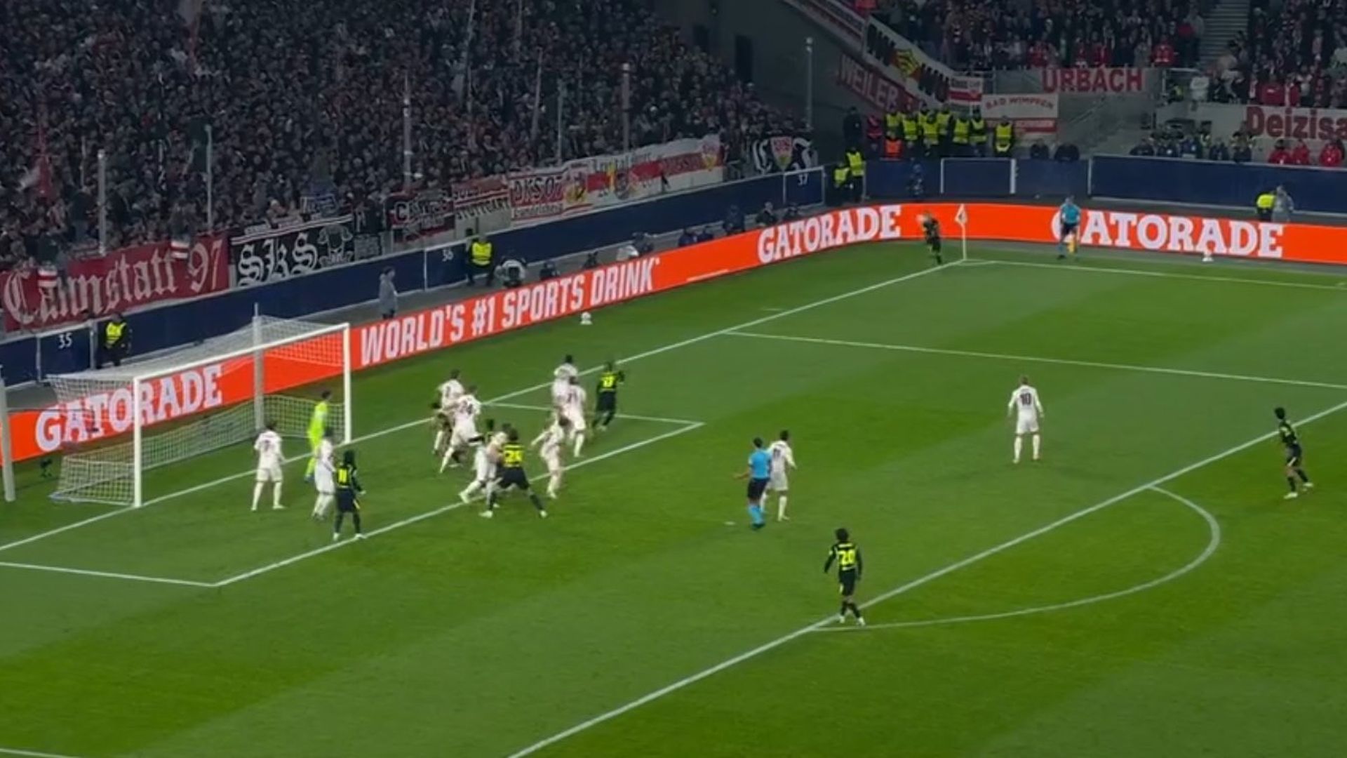 Captura durante el penalti no pitado de Assignon a Hancko Captura durante el penalti no pitado de Assignon a Hancko