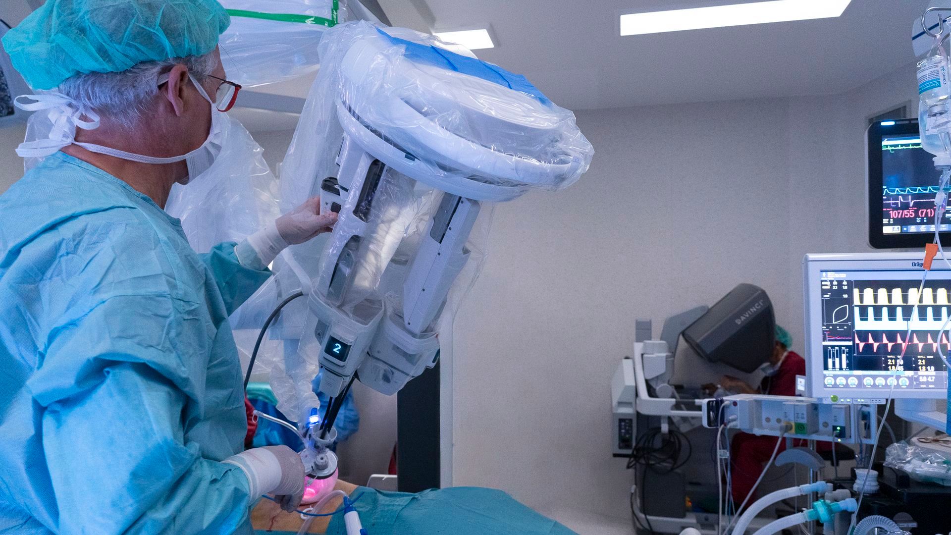 El hospital lidera la cirugía robótica en España