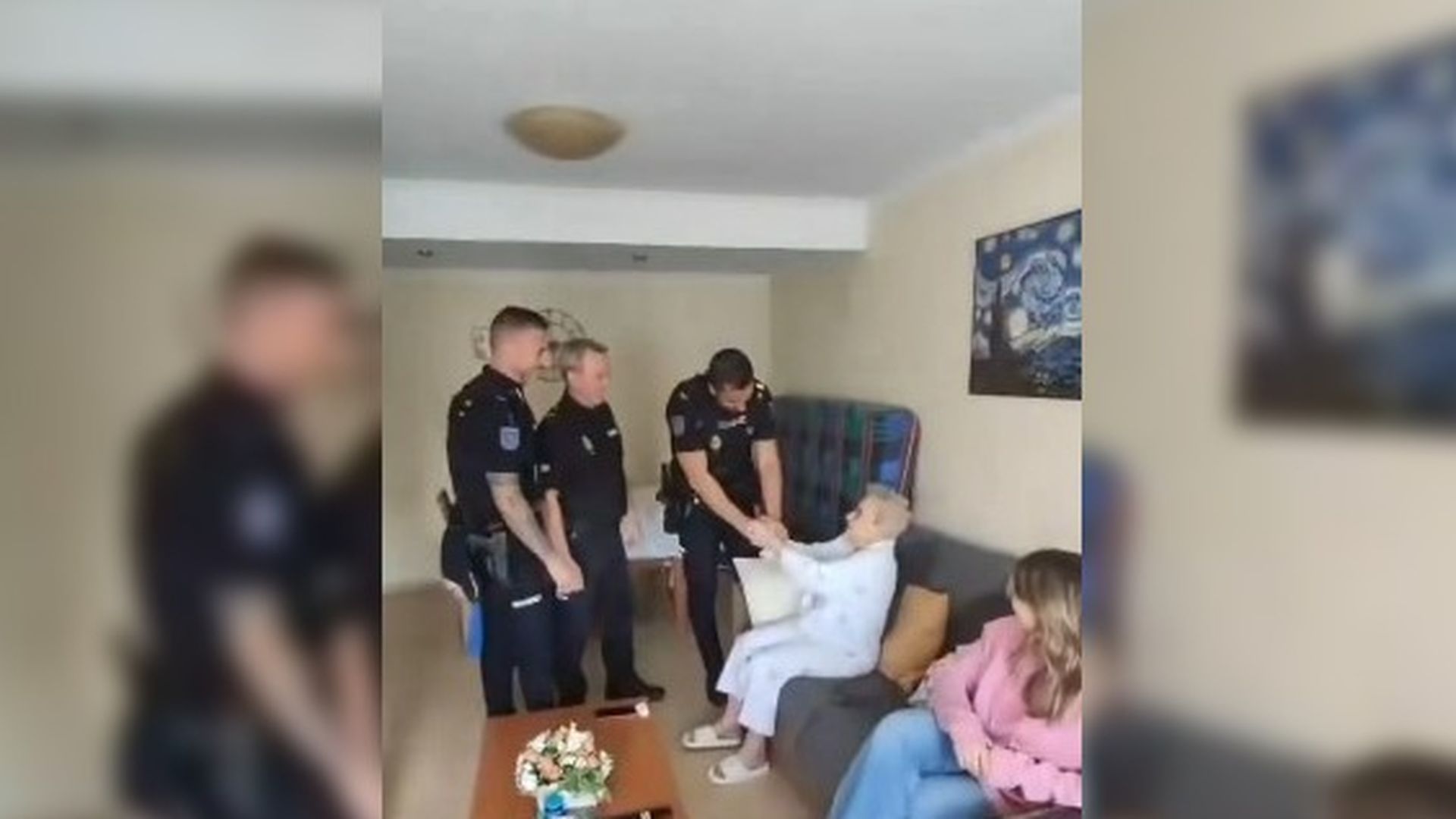 El reencuentro entre Teresa, la anciana rescatada en una tabla de pádel surf en Gandía en la DANA Adam, con los agentes El reencuentro entre Teresa, la anciana rescatada en una tabla de pádel surf en Gandía en la DANA Adam, con los agentes