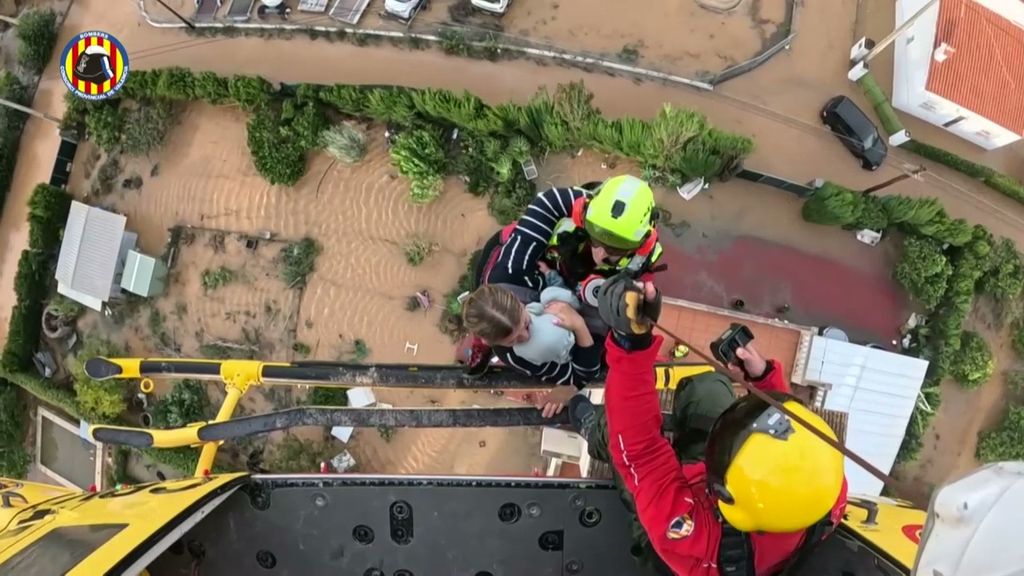 En helicópteros, kayaks o tablas de pádel surf, más de dos mil rescates en Valencia y Alicante por las crecidas de la DANA