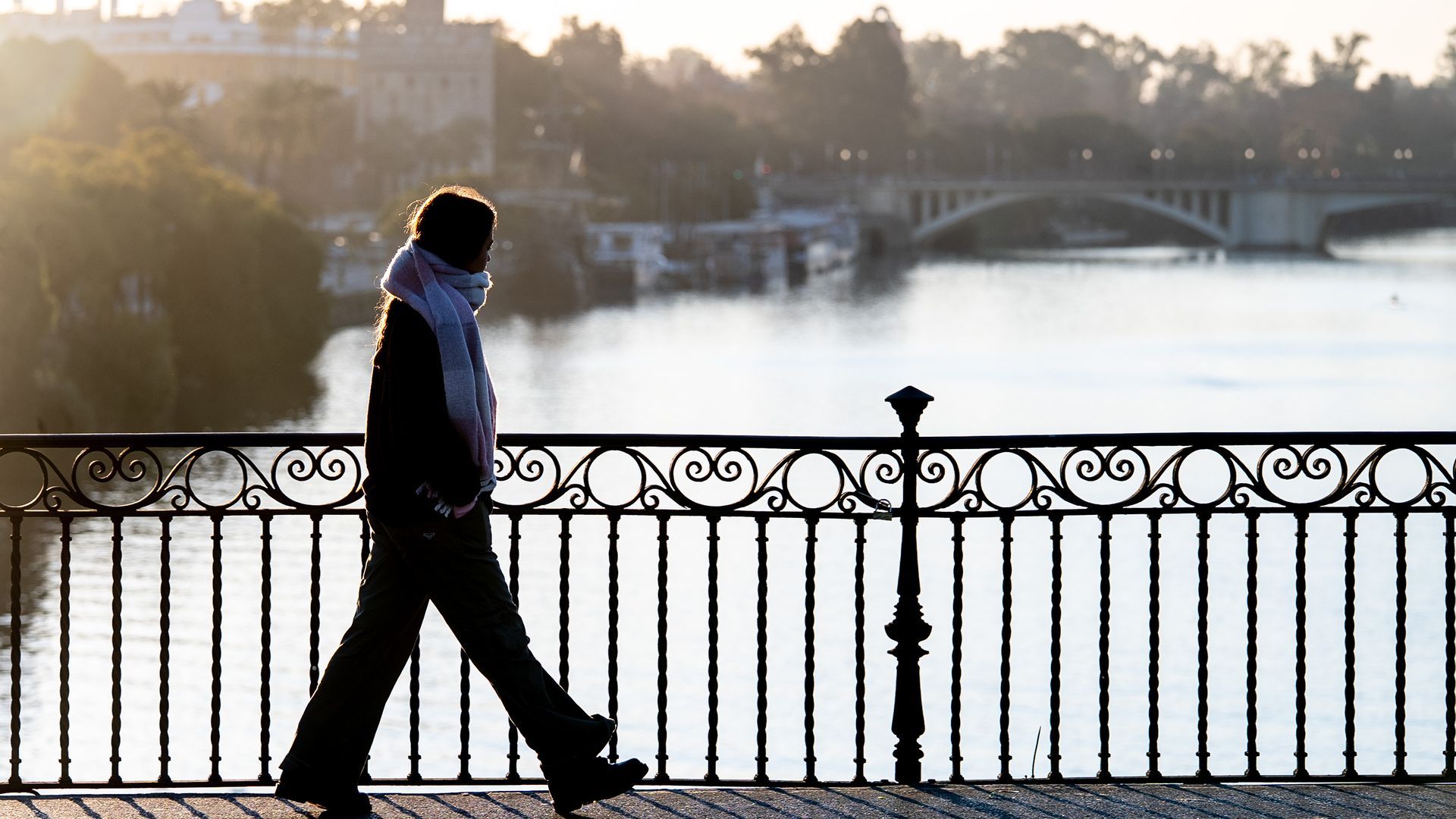 Imagen de archivo de una joven paseando por el puente de Triana de Sevilla Imagen de archivo de una joven paseando por el puente de Triana de Sevilla
