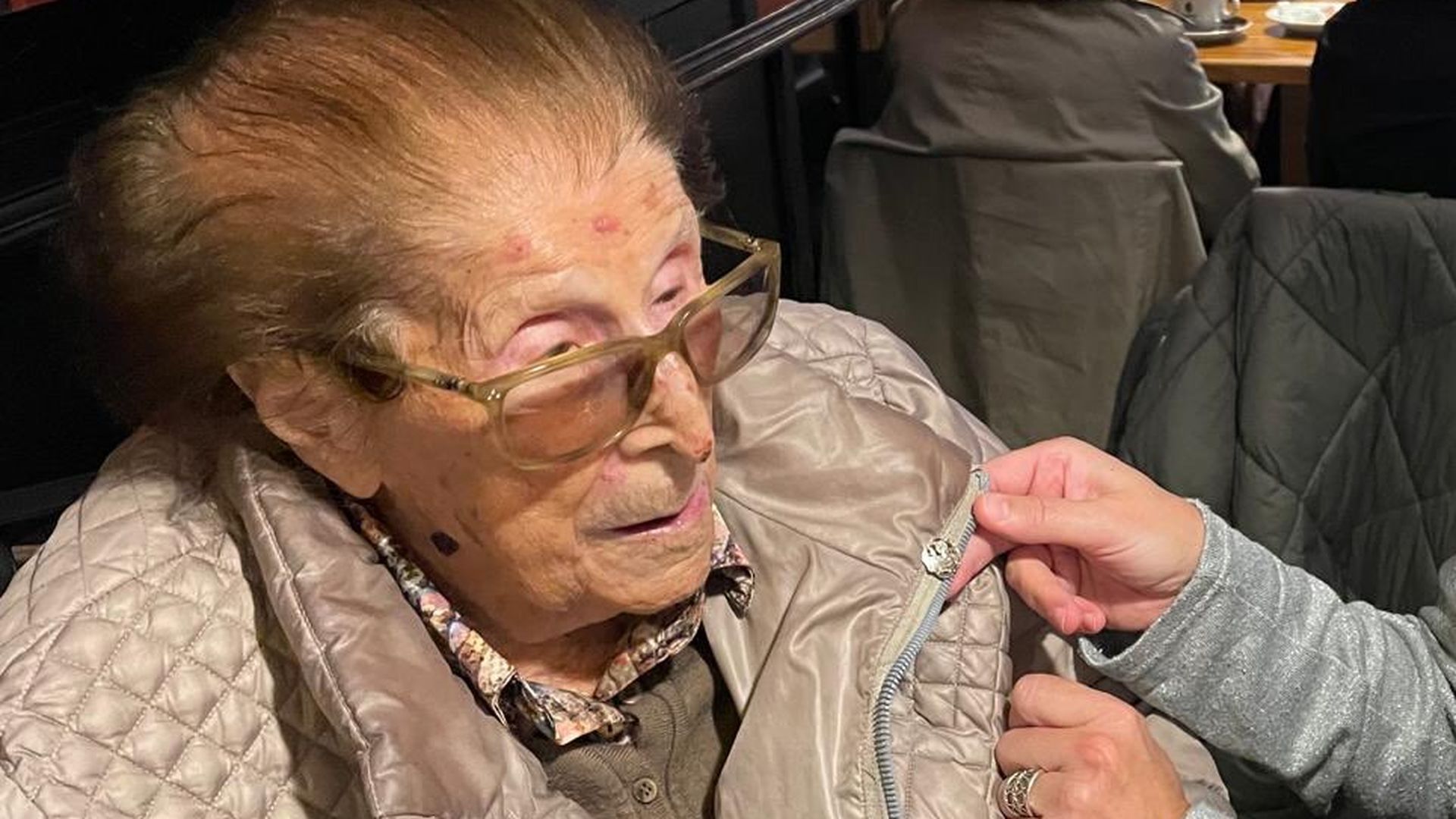Isaura, con 110 años, recibe su título universitario