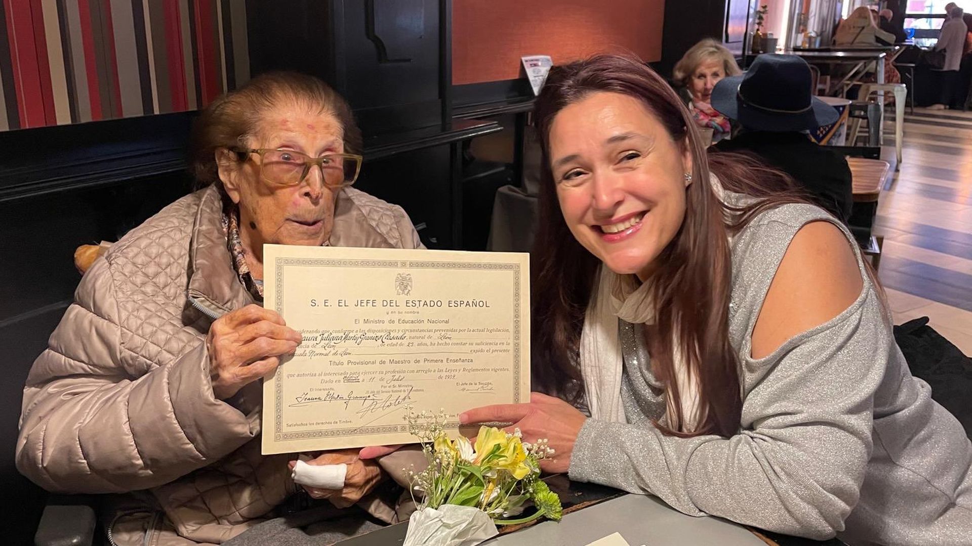 Isaura, con 110 años, recibe su título universitario terminado en mitad de la Guerra Civil: "La importancia de cerrar historias" Isaura, con 110 años, recibe su título universitario terminado en mitad de la Guerra Civil: "La importancia de cerrar historias"