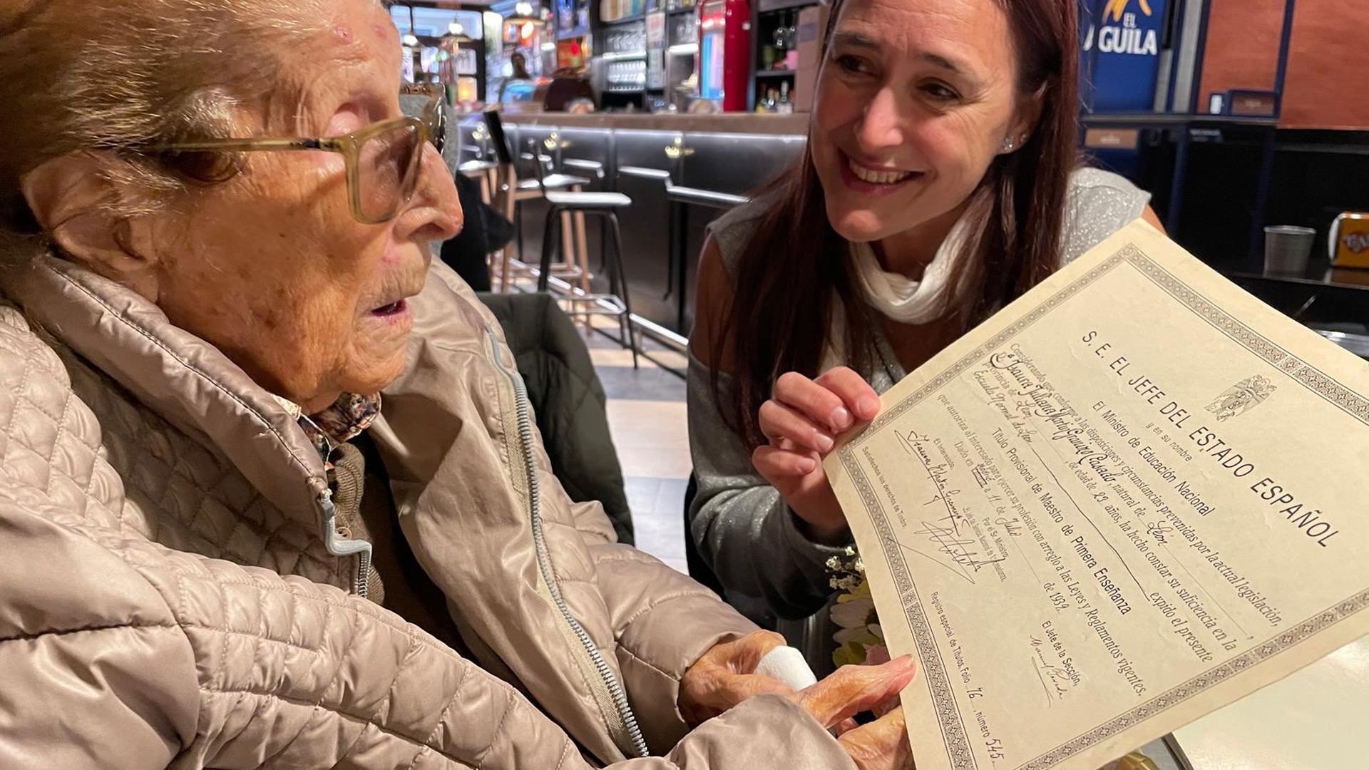 Isaura, con 110 años, recibe su título universitario terminado en mitad de la Guerra Civil: "La importancia de cerrar historias"