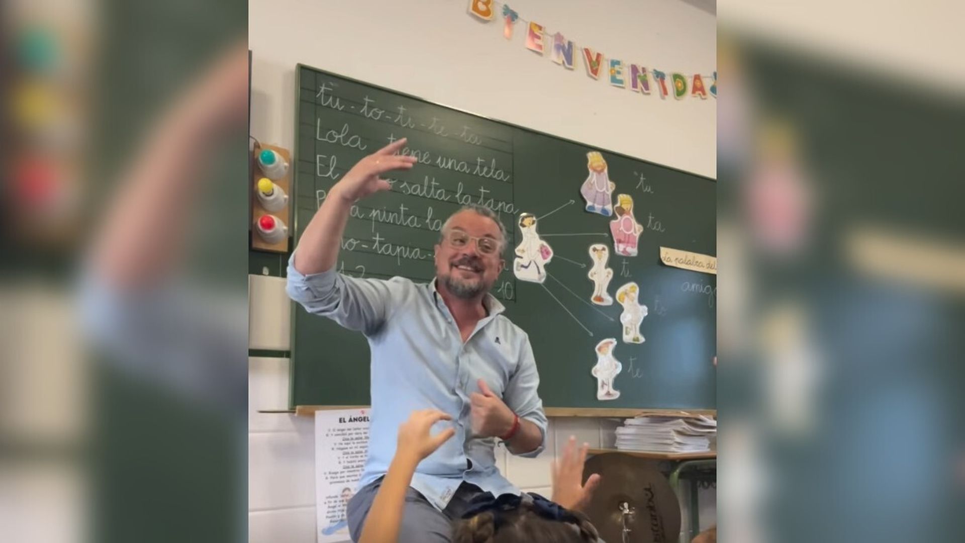 Juan, el maestro de Huelva que arrasa en redes enseñando a sus alumnos la lengua de signos con la canción viral 'Bonito, bonito' Juan, el maestro de Huelva que arrasa en redes enseñando a sus alumnos la lengua de signos con la canción viral 'Bonito, bonito'