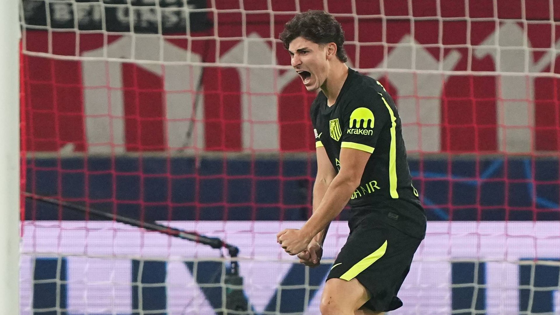 Julián Álvarez celebra su gol en Stuttgart