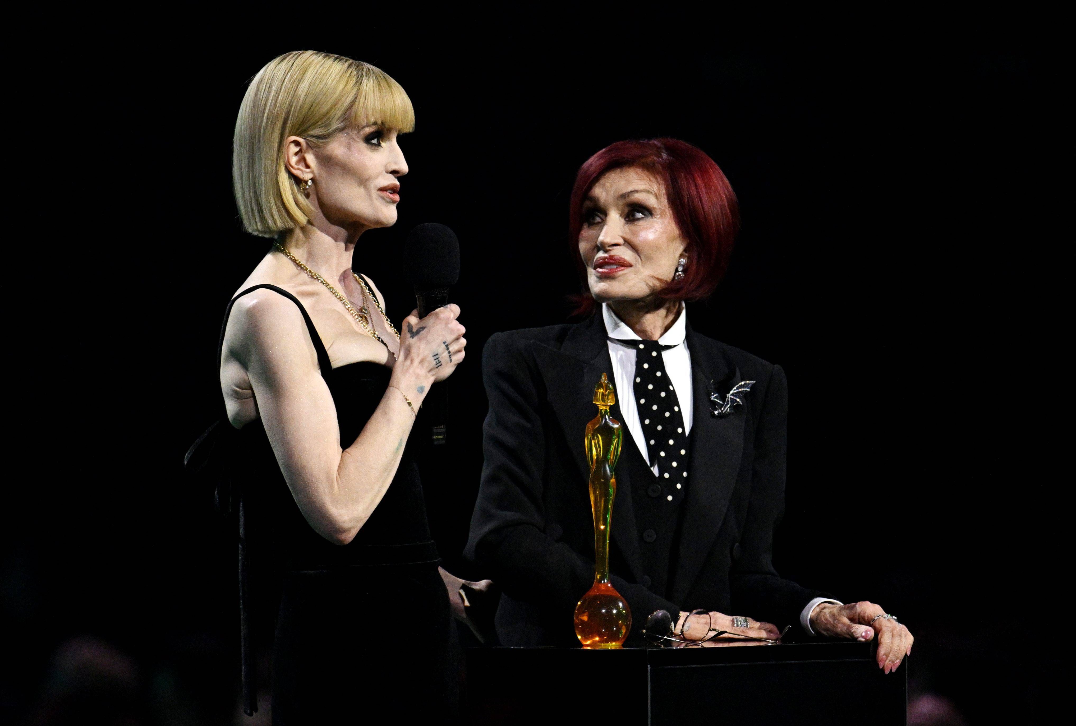 Kelly y Sharon, en los pasados BRIT Awards donde su padre recibió el premio a toda una vida