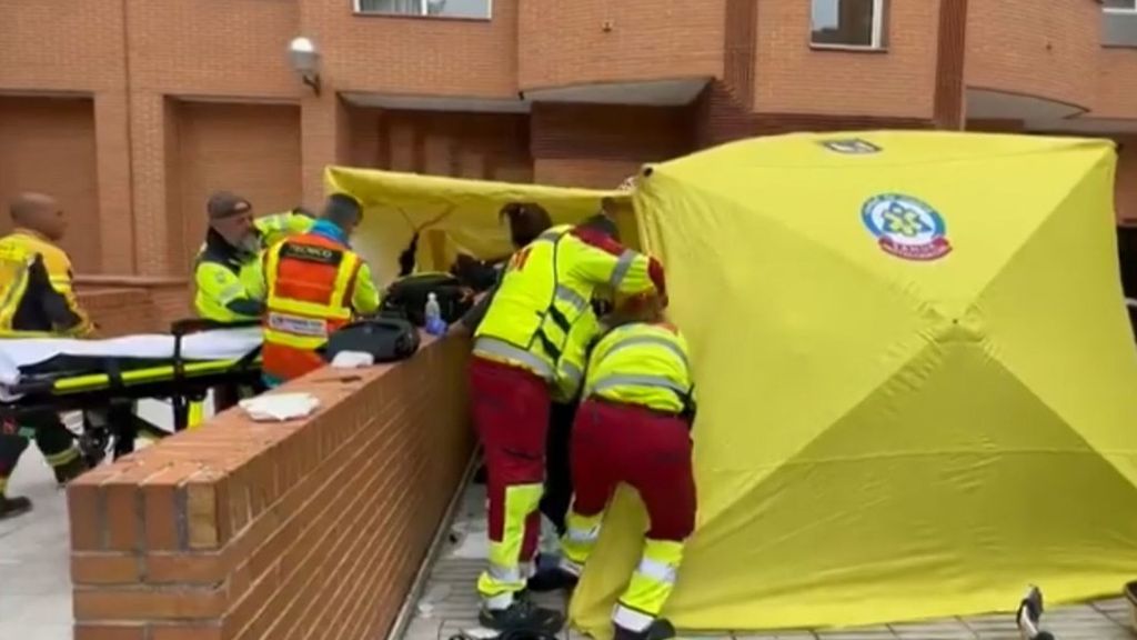 La mujer asesinada en Carabanchel, Madrid, fue apuñalada en el portal a plena luz del día y el agresor se escondió en el hueco del ascensor para atacarla
